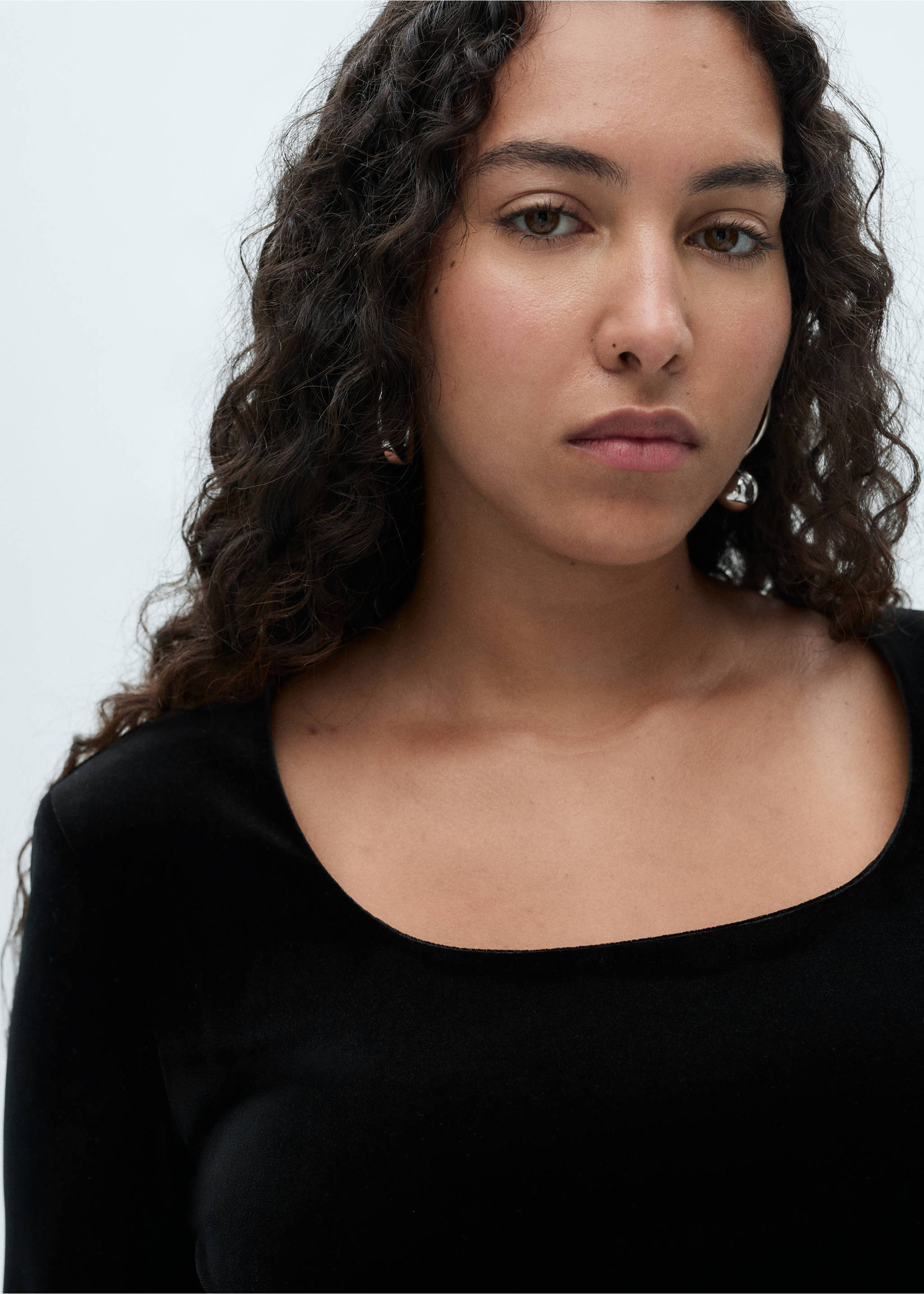 Samtkleid mit weitem Ausschnitt - Detail des Artikels 4, Schwarz. Ref: 77059063-00.