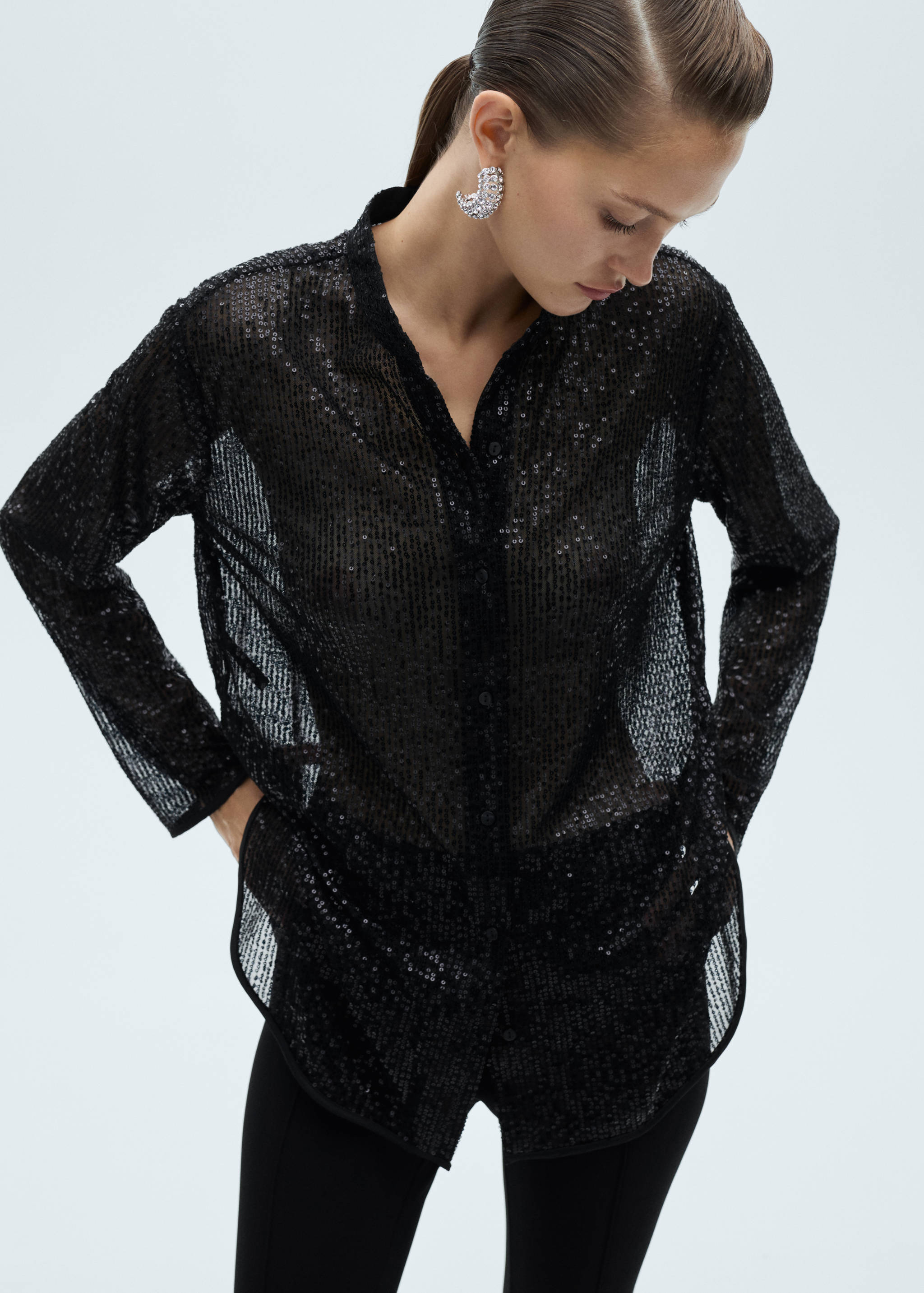 Semi-transparent sequined shirt - Plan moyen