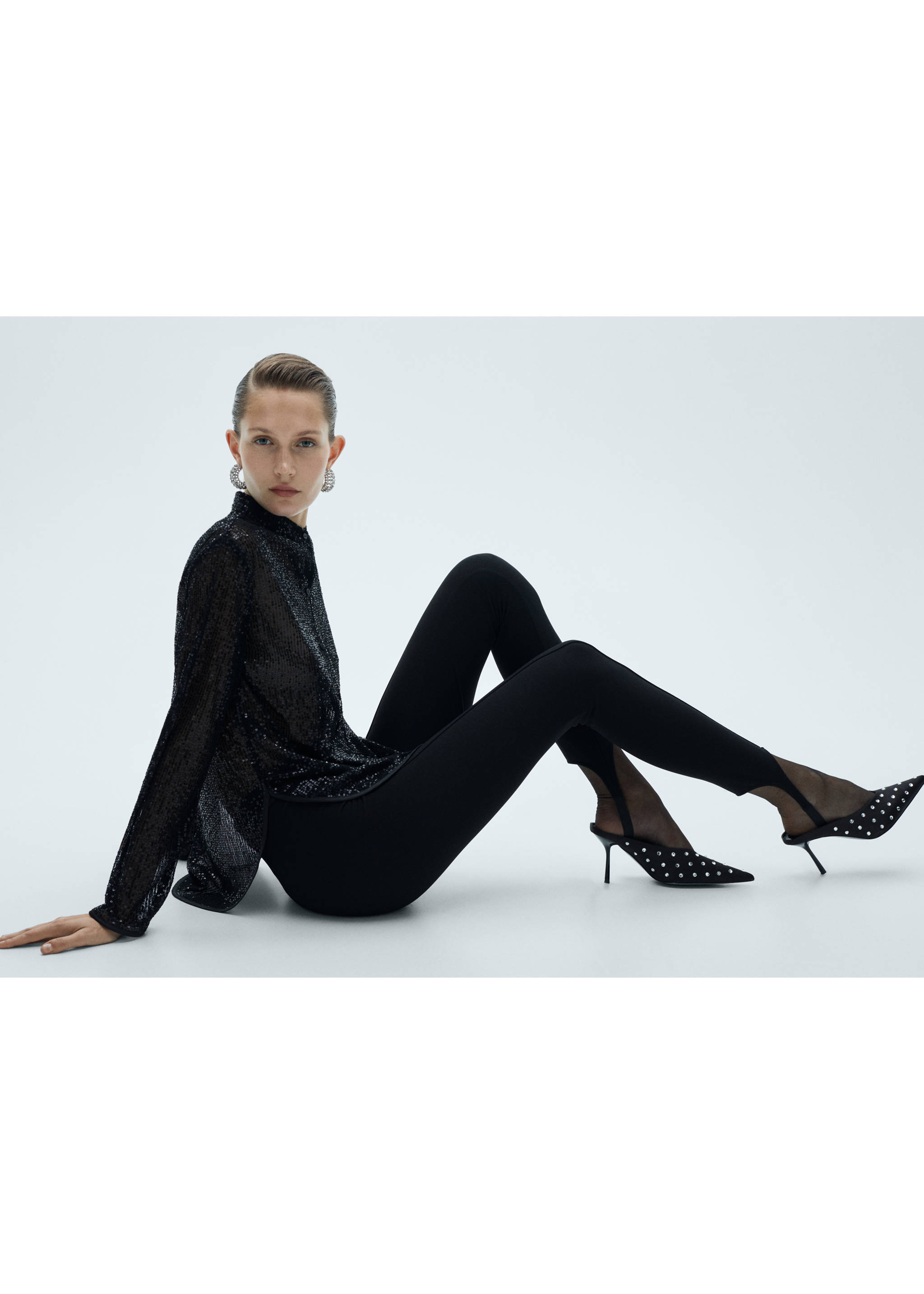 Halftransparante blouse met pailletten - Detail van het artikel 2, Zwart. Ref: 77059067-00.