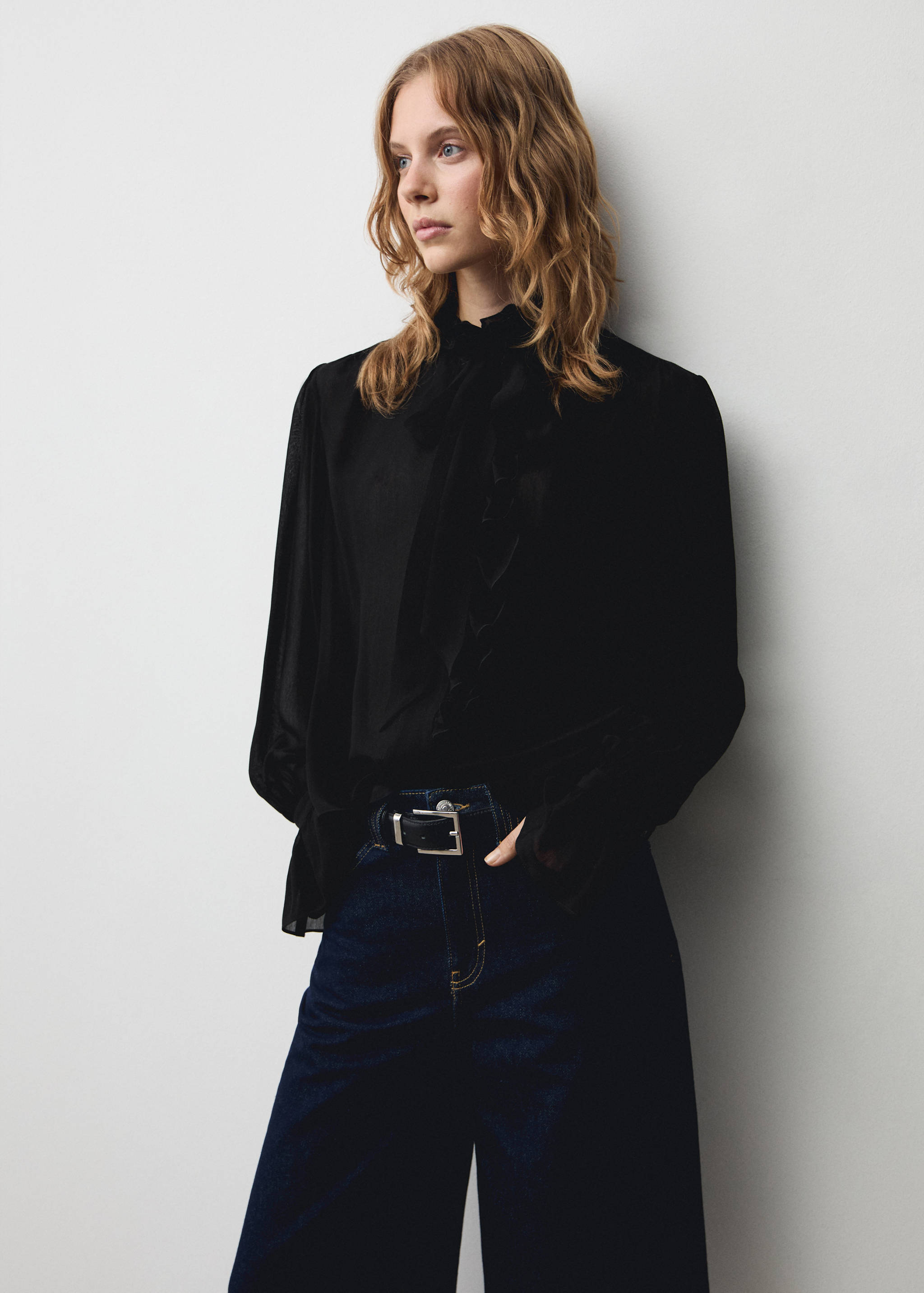 Magas nyakú fodros blúz - Felezősík