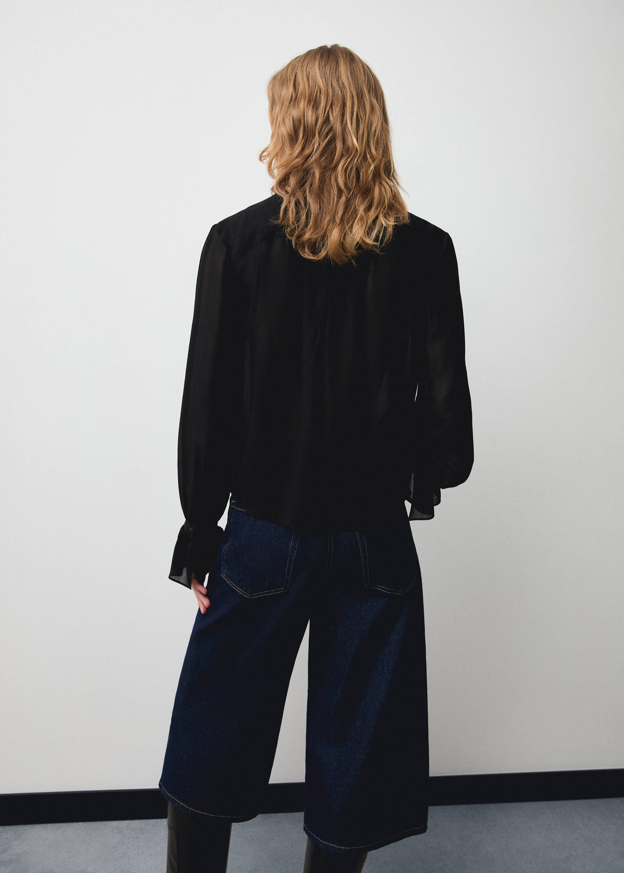 Magas nyakú fodros blúz - A cikk hátulja