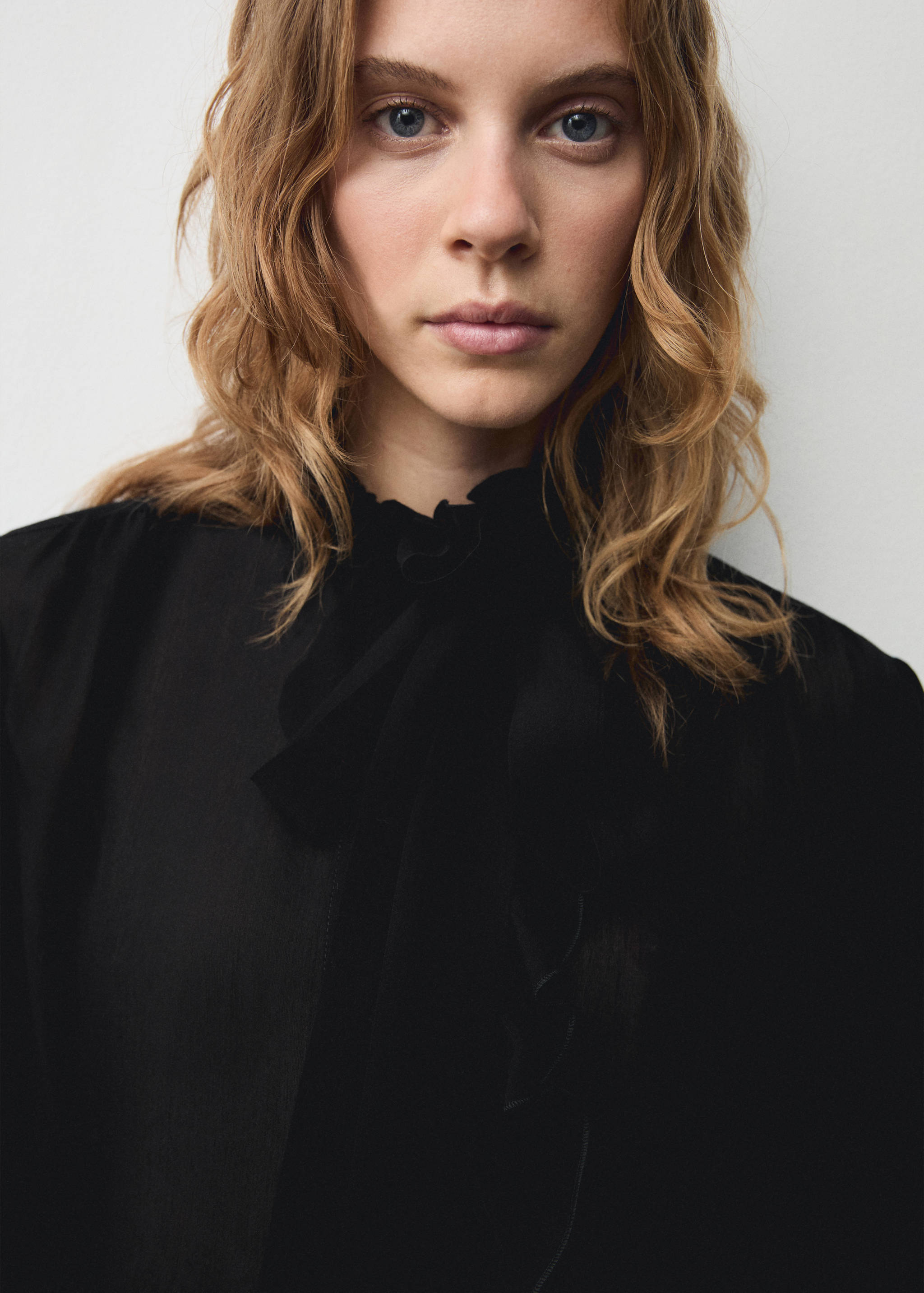 Magas nyakú fodros blúz - A termék adatai 1