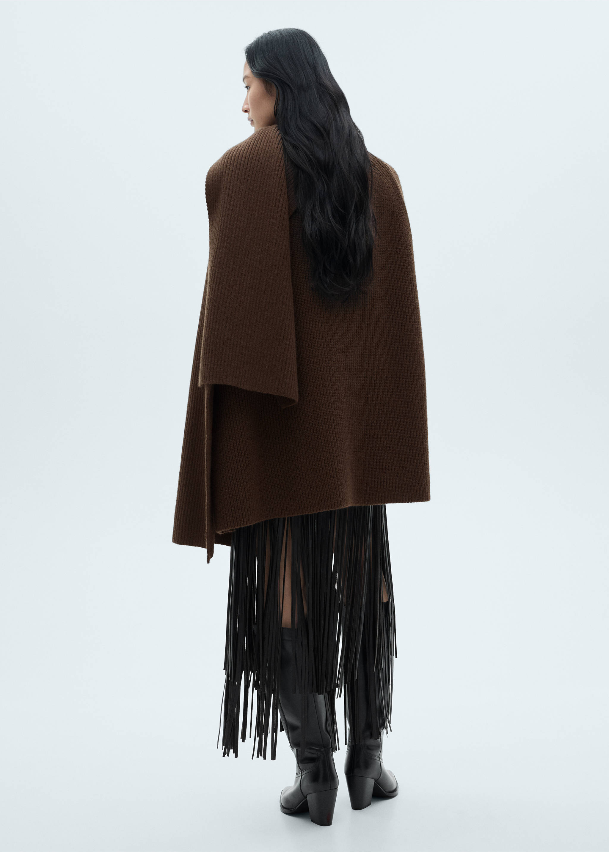 Cape-sjaal met knopen - Achterkant van het artikel, Chocoladebruin. Ref: 77059072-00.