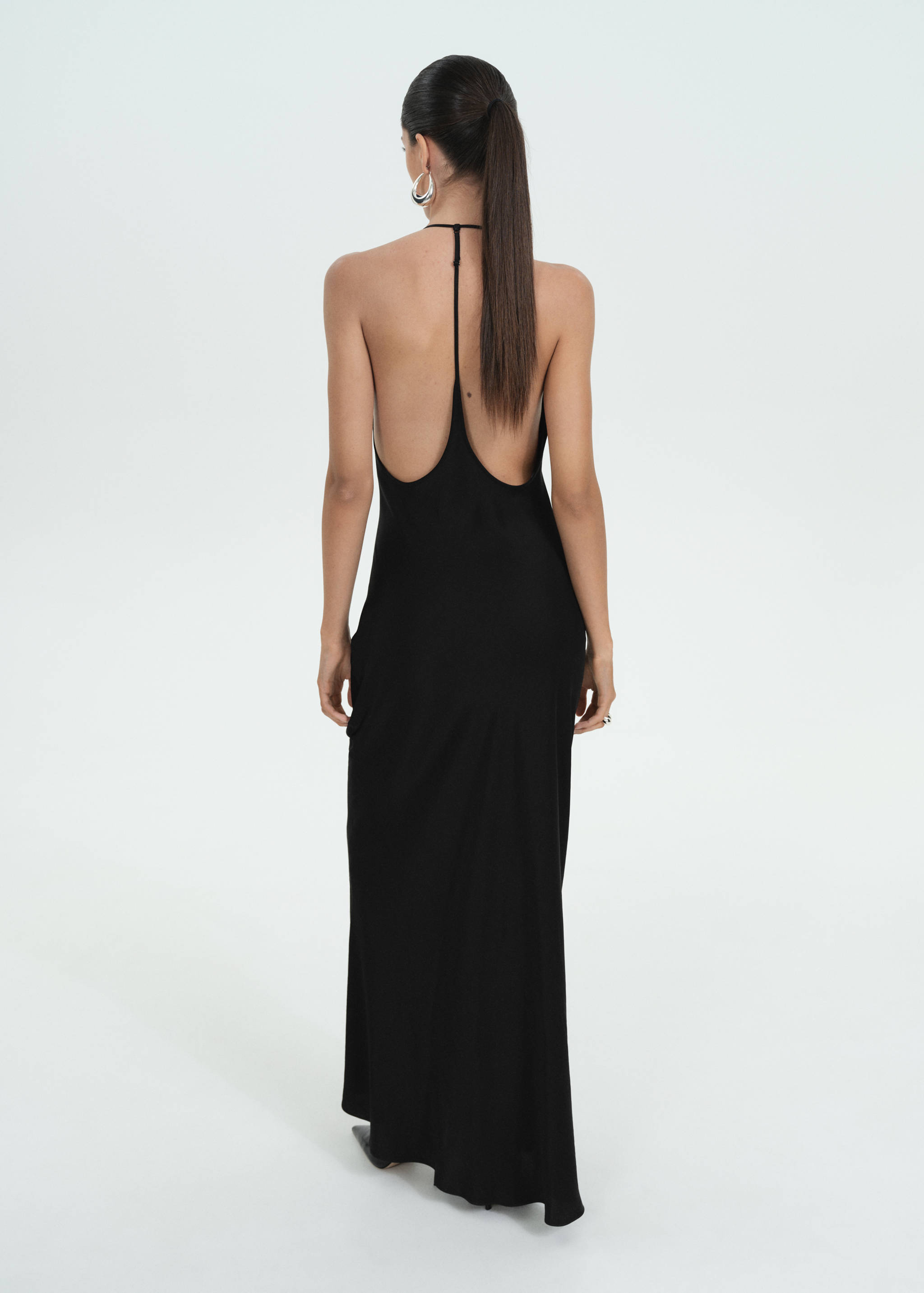 Low-cut open-back dress - Reverse of the article