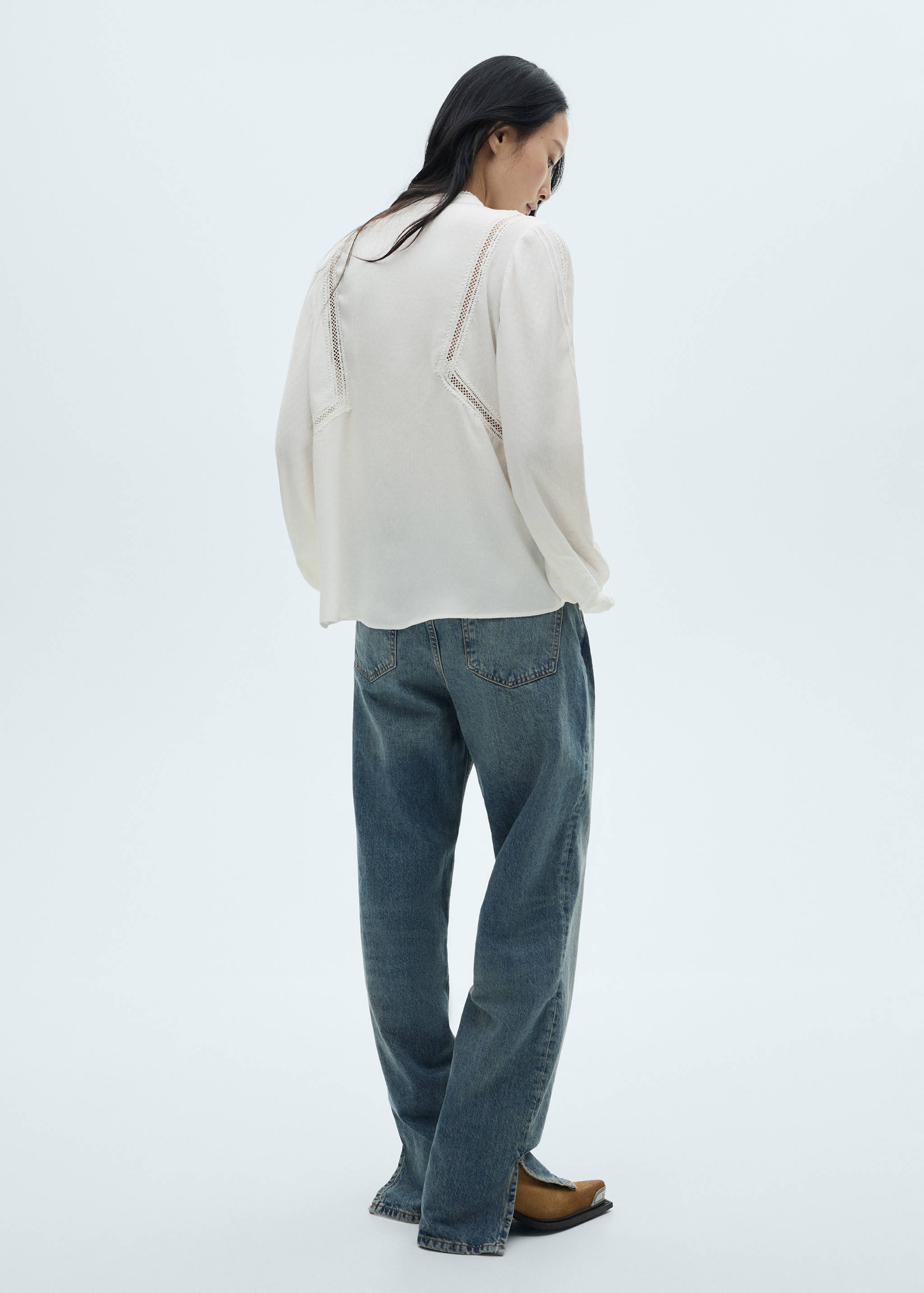 Bluse mit Lochmusterdetails - Rückseite des Artikels