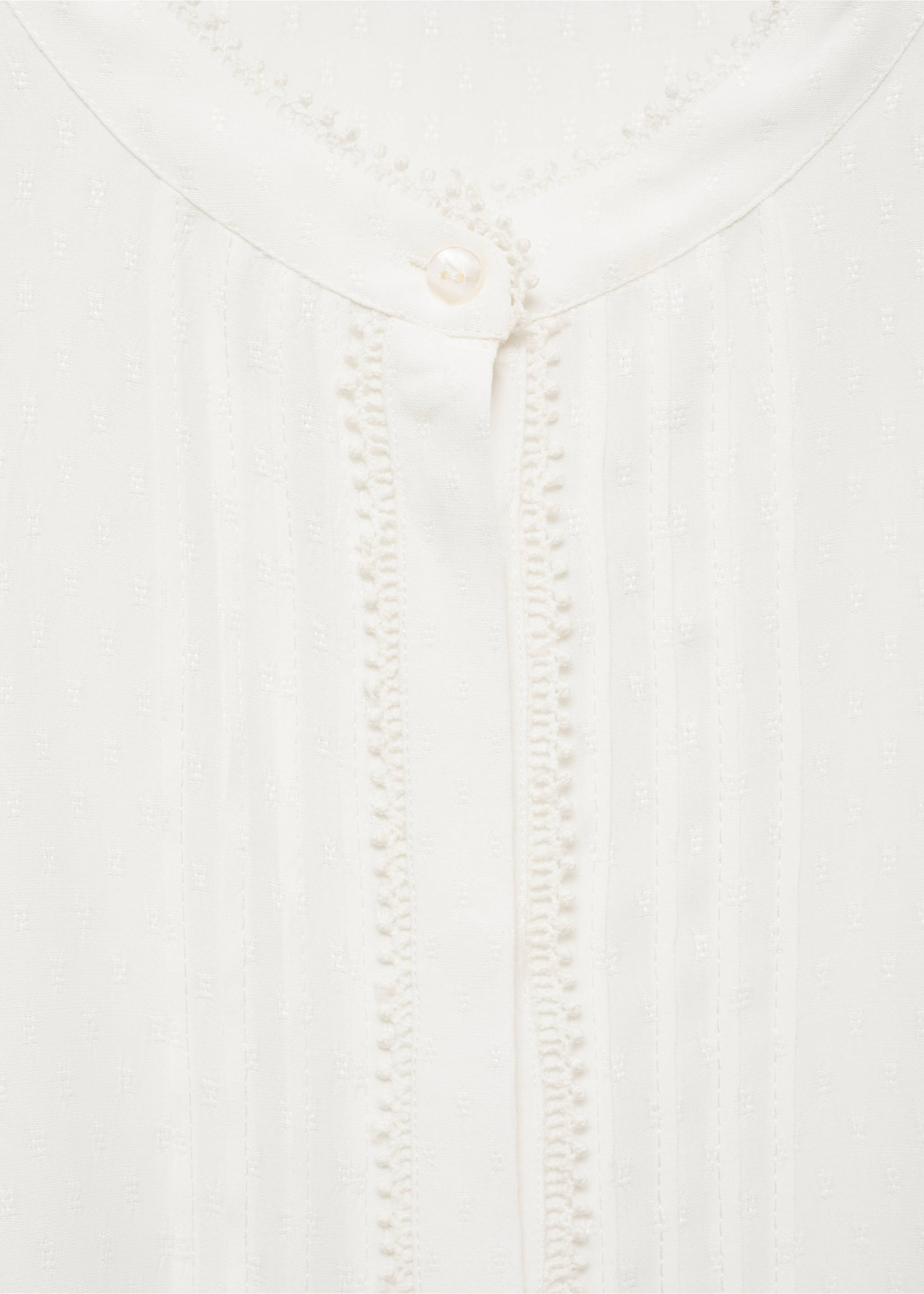 Bluse mit Lochmusterdetails - Detail des Artikels 8, Cremeweiß. Ref: 77059074-00.