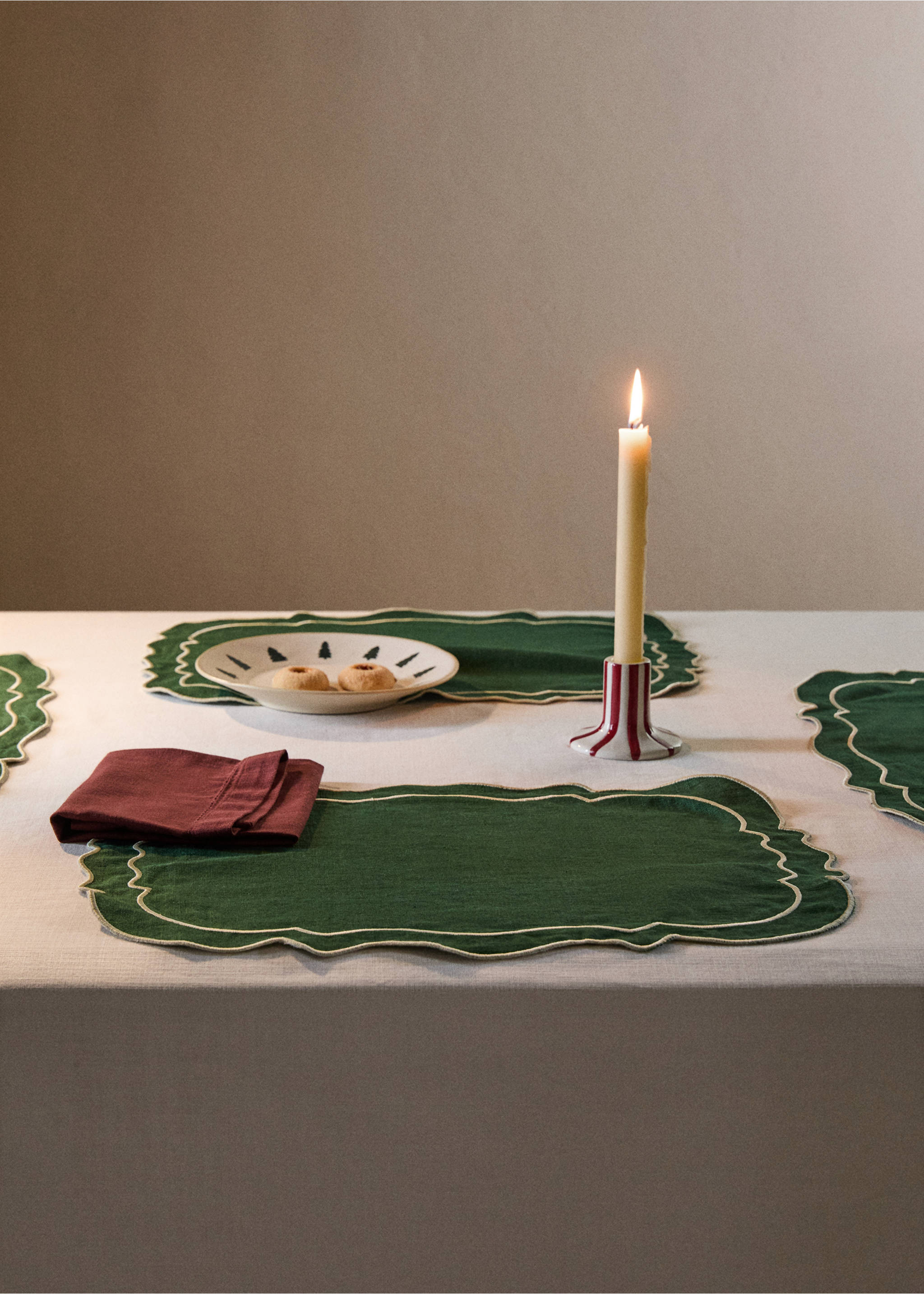 Linen placemat with embroidered trim - General plane, Green. Ref: 77059245-00.