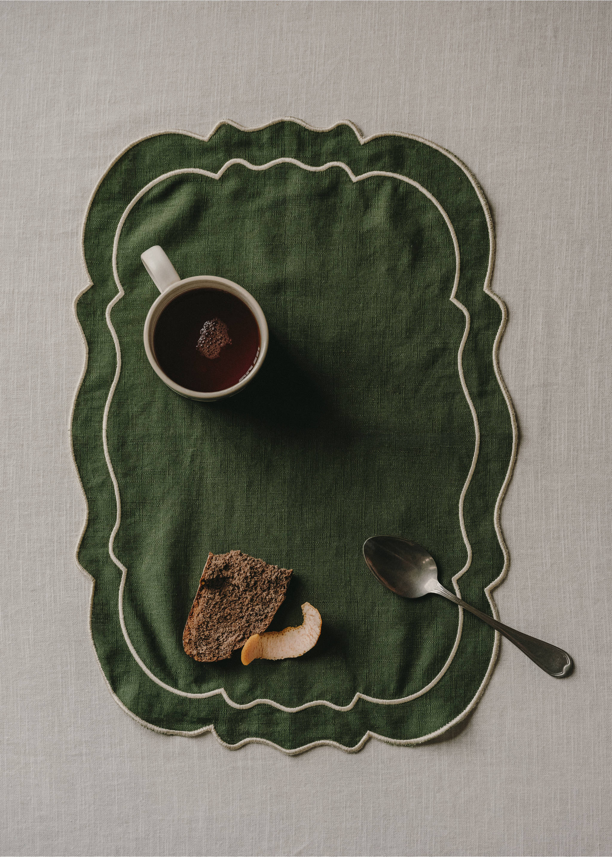Linen placemat with embroidered trim - Details of the article 6, Green. Ref: 77059245-00.