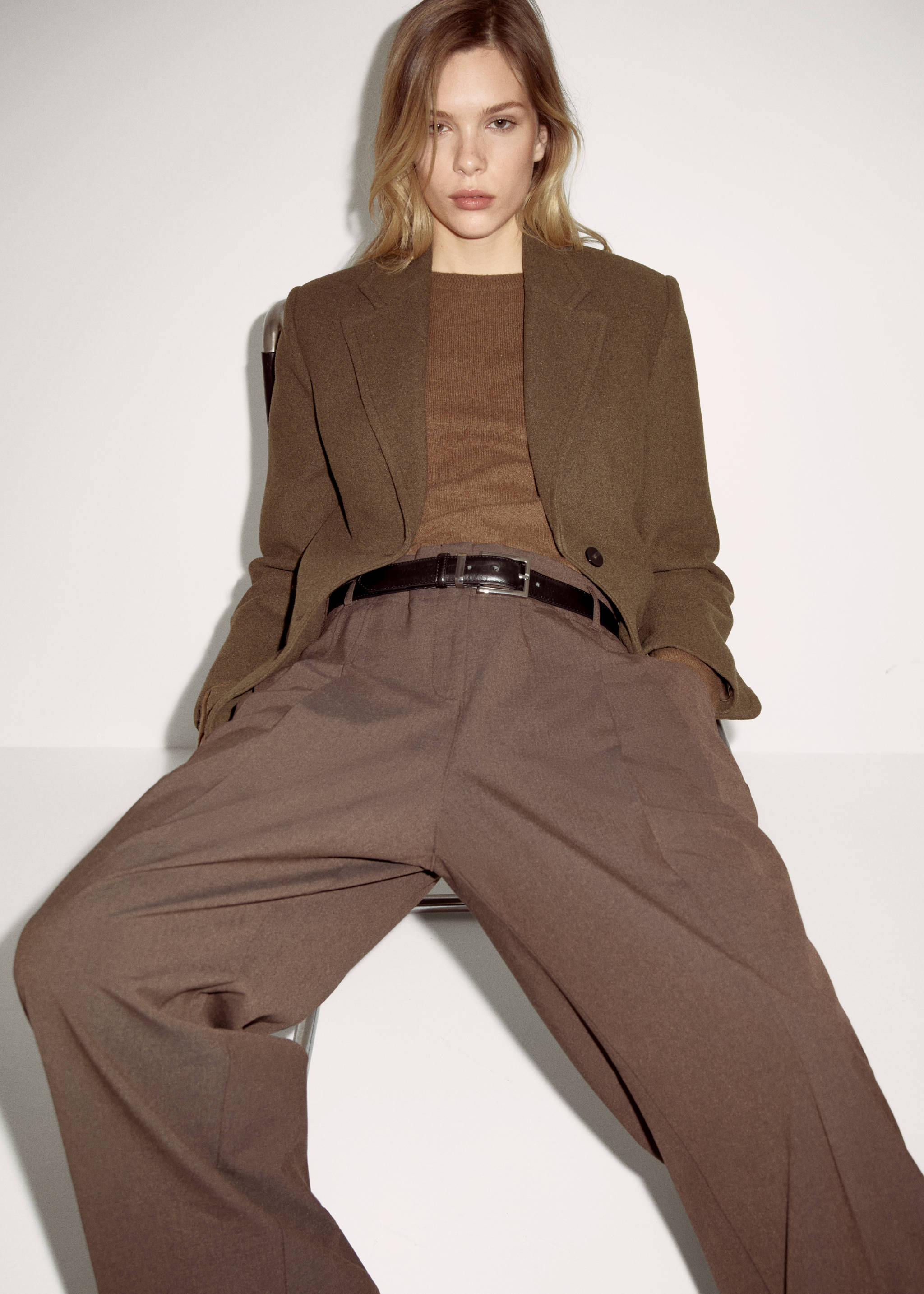 Straight-fit pleated trousers - Details of the article 6, Brown. Ref: 77059409-00.