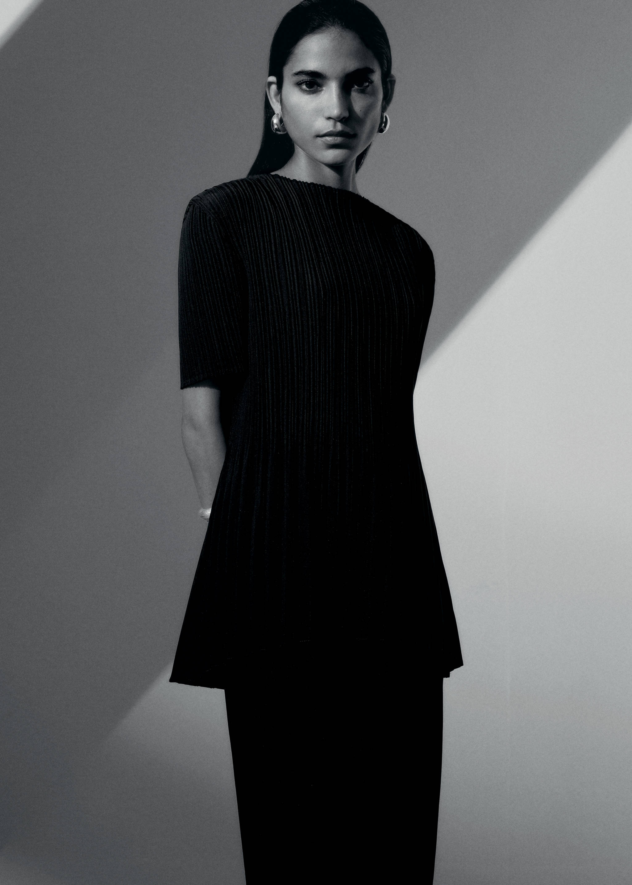 Short-sleeved pleated t-shirt - Details of the article 6