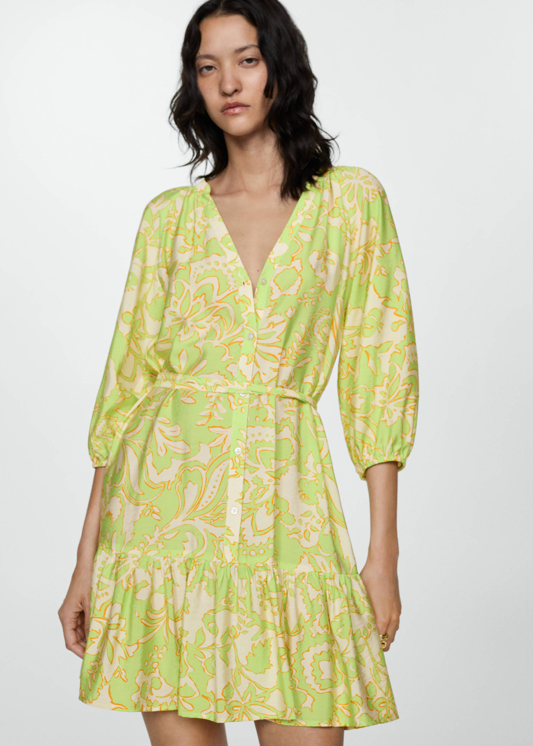 Robe imprimée à nœud - Plan moyen