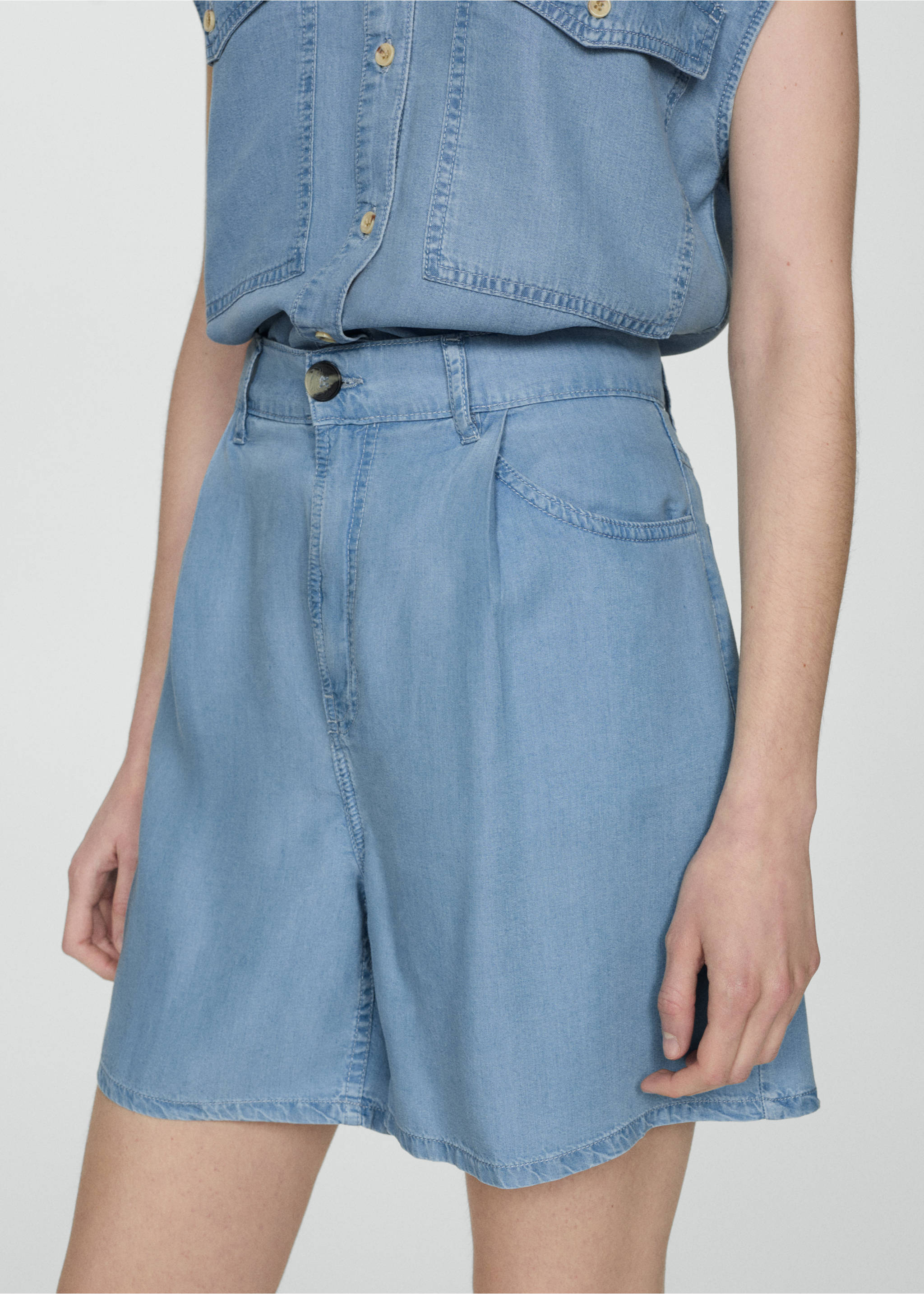 Bermudy z lyocellu z zaszewkami - Plan średni, Jasnoniebieski. Ref: 77060368-00.