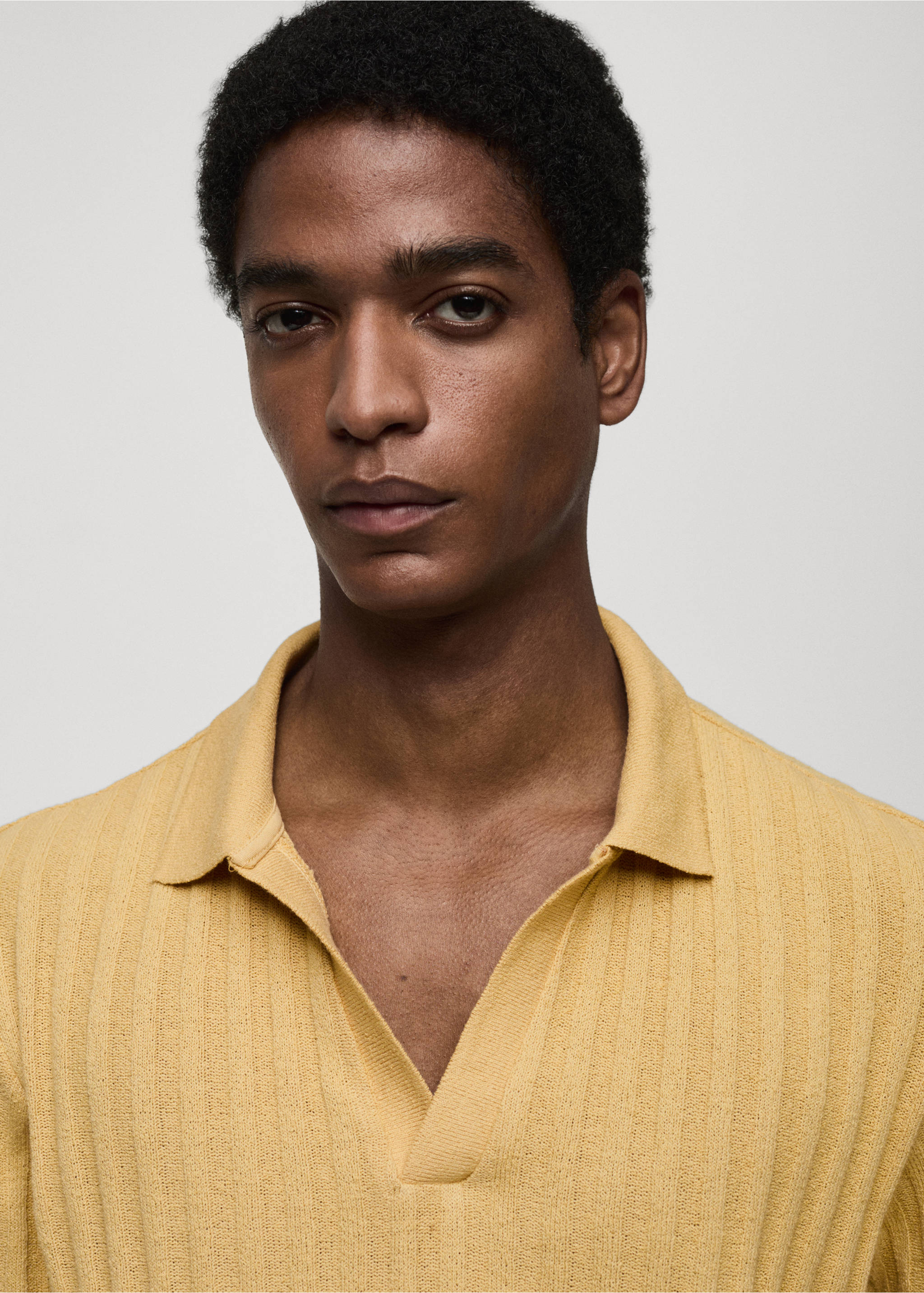 Geripptes Regular-Fit-Poloshirt aus Baumwolle - Detail des Artikels 1, Gelb. Ref: 77060588-00.