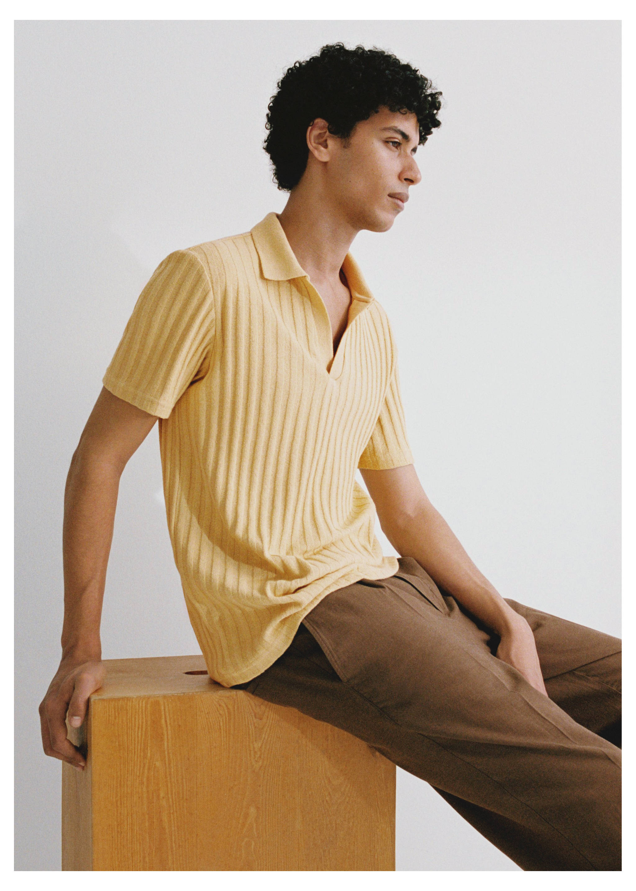 Geripptes Regular-Fit-Poloshirt aus Baumwolle - Detail des Artikels 5, Gelb. Ref: 77060588-00.