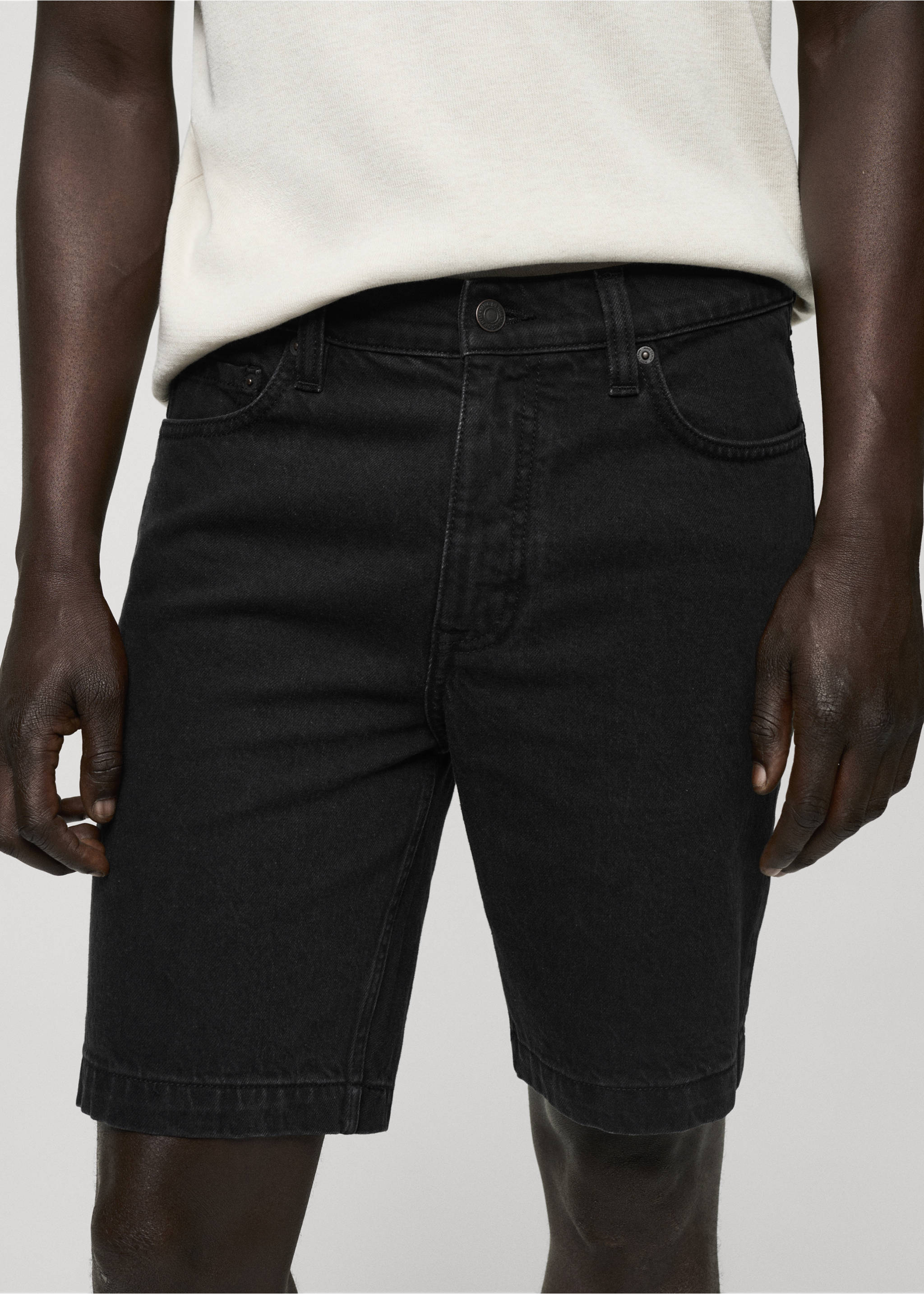 Bermuda jean regular fit - Détail de l'article 1, Black denim. Ref: 77060596-00.