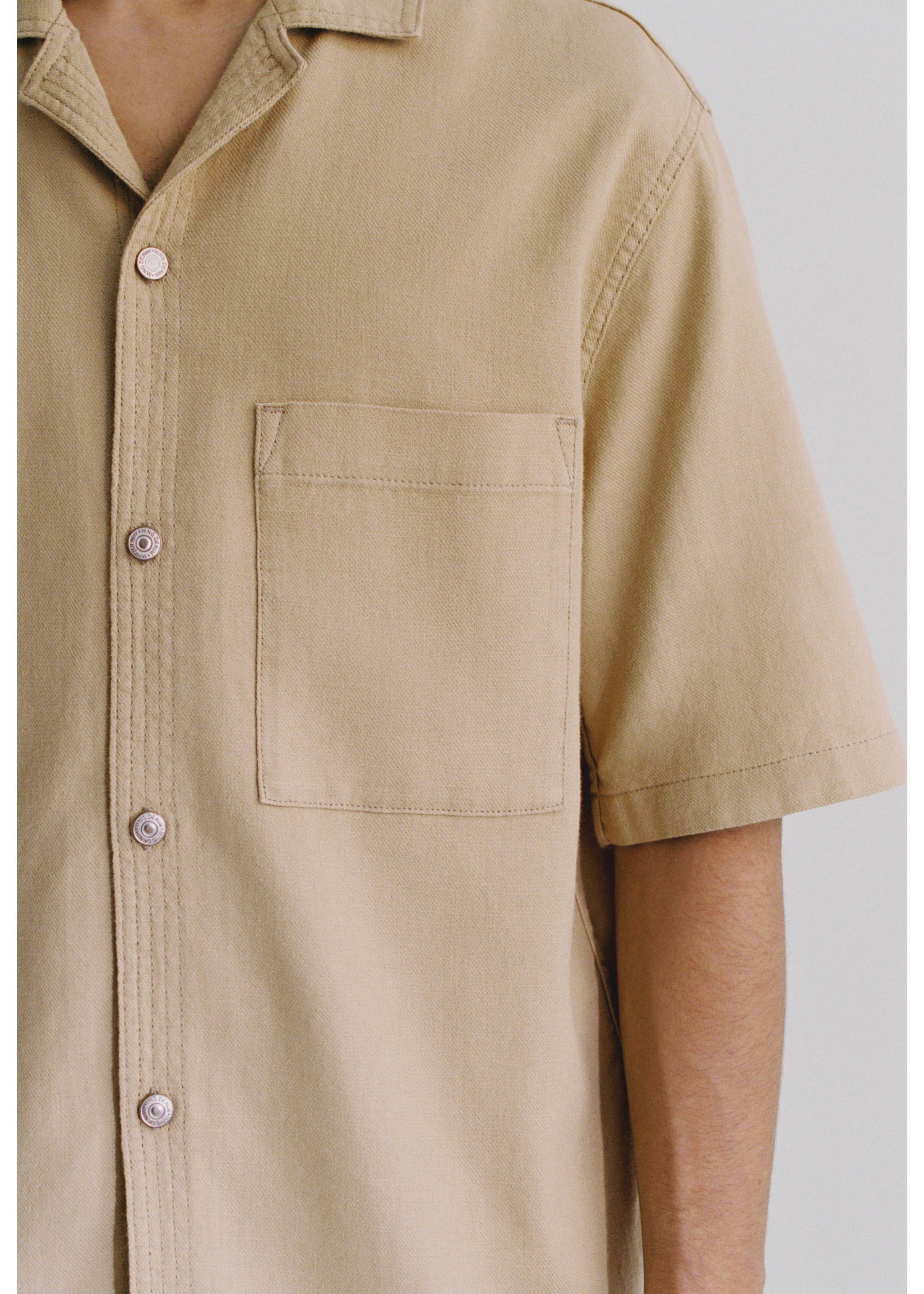 Chemise relaxed-fit coton poche - Détail de l'article 5, Ocre. Ref: 77060599-00.