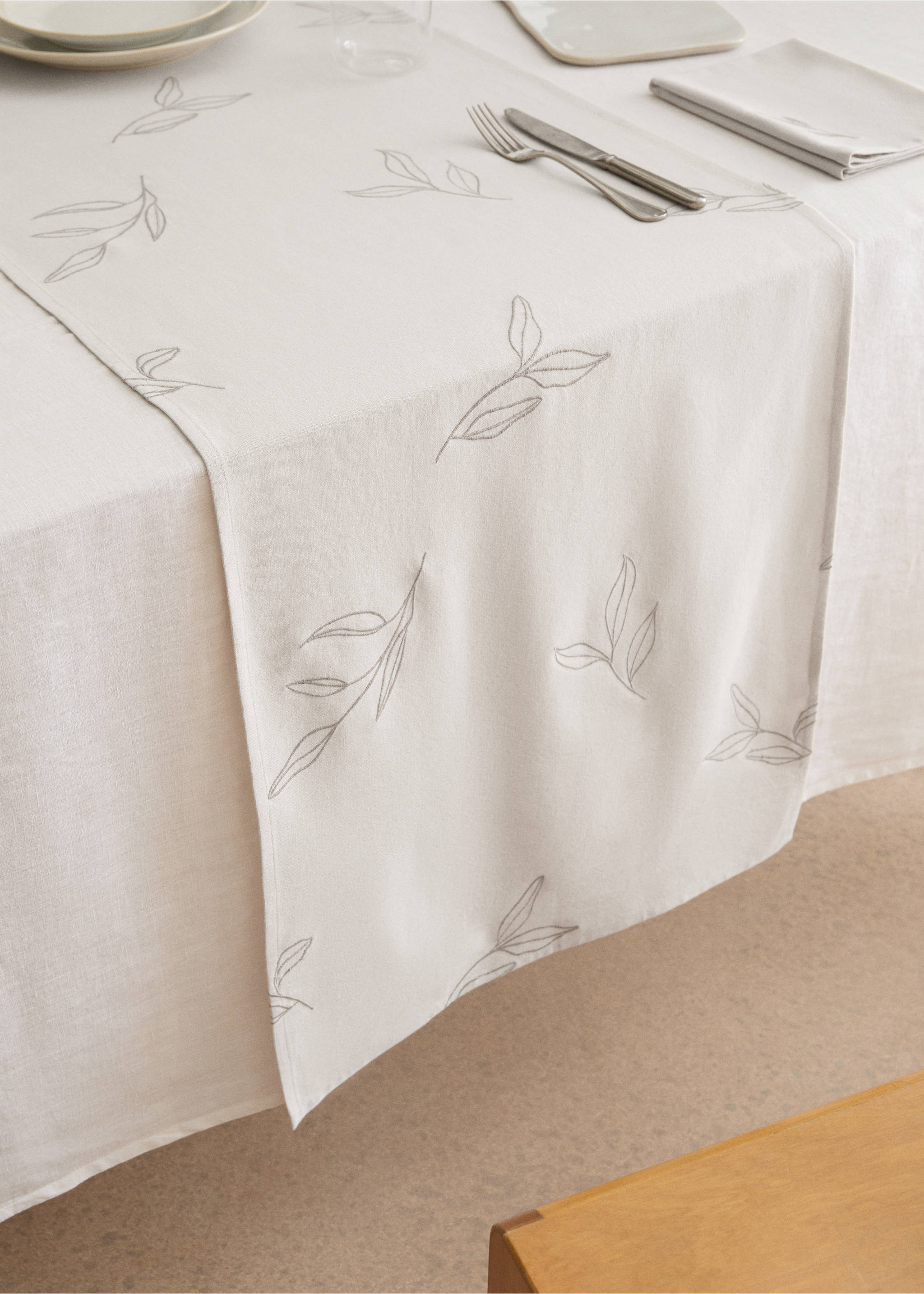 Cotton table runner with embroidered leaves - General plane, Sand. Ref: 77060606-00.