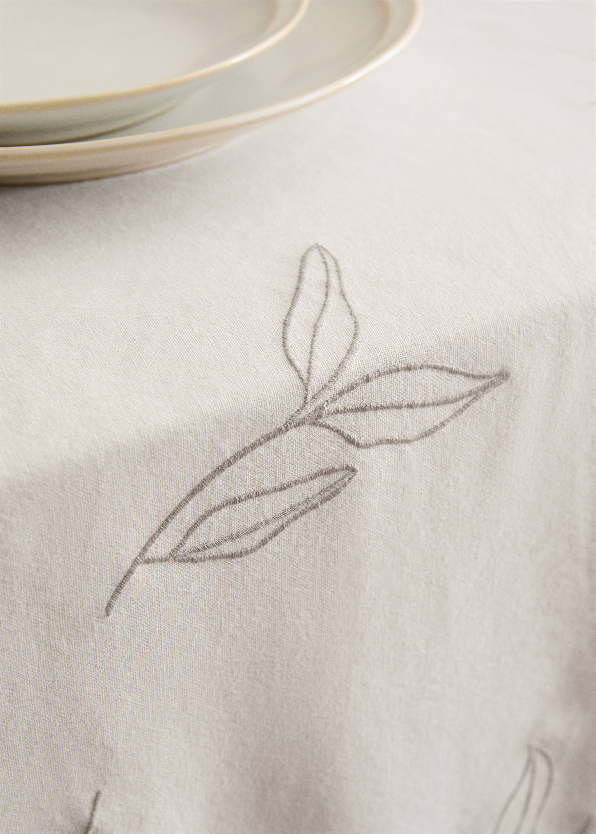 Cotton table runner with embroidered leaves - Details of the article 7, Sand. Ref: 77060606-00.