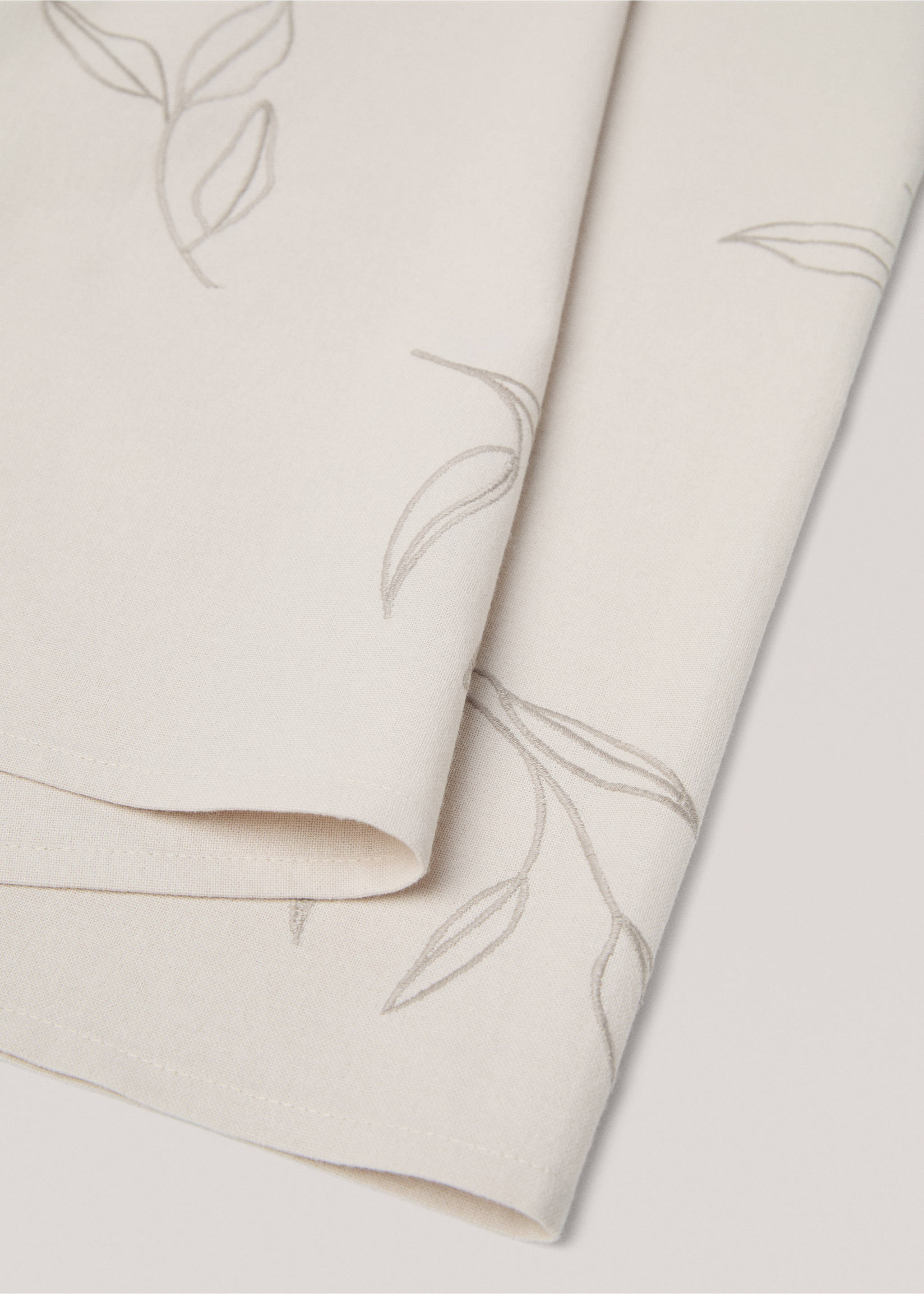 Cotton table runner with embroidered leaves - Details of the article 2, Sand. Ref: 77060606-00.