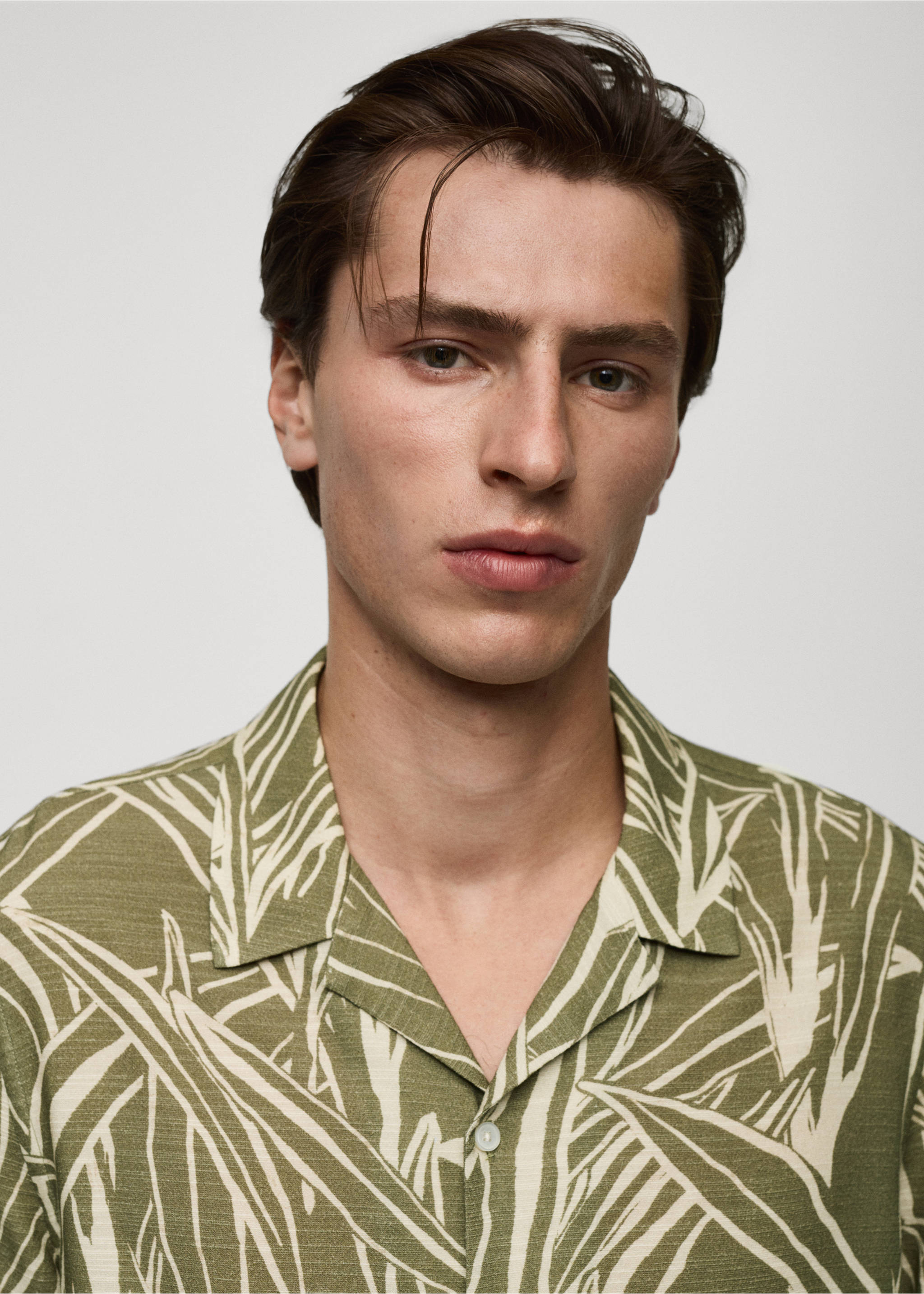 Regular-fit leaf-print shirt - Details of the article 1, Khaki. Ref: 77060621-00.