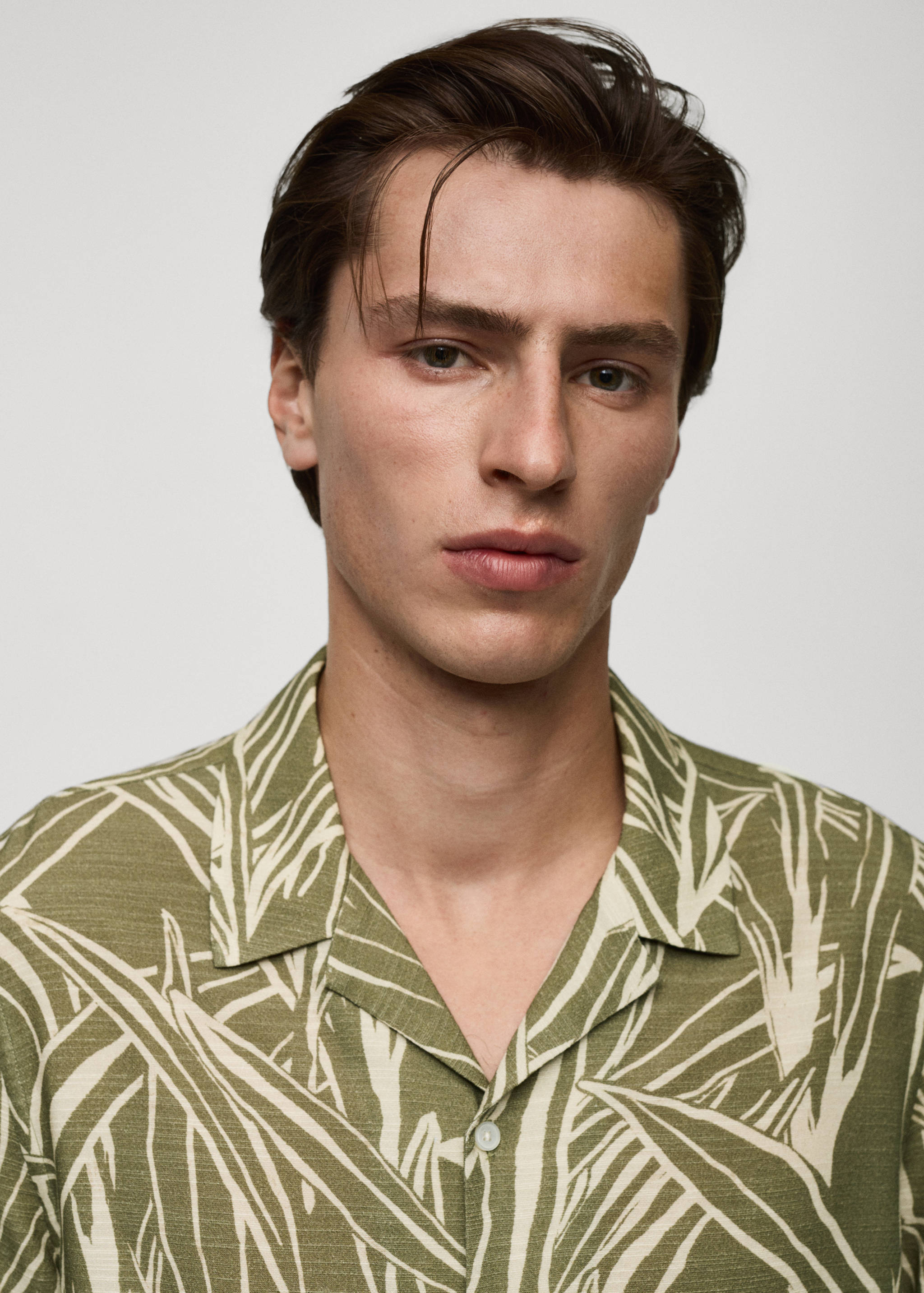 Camisa regular fit estampado hojas - Detalle del artículo 1