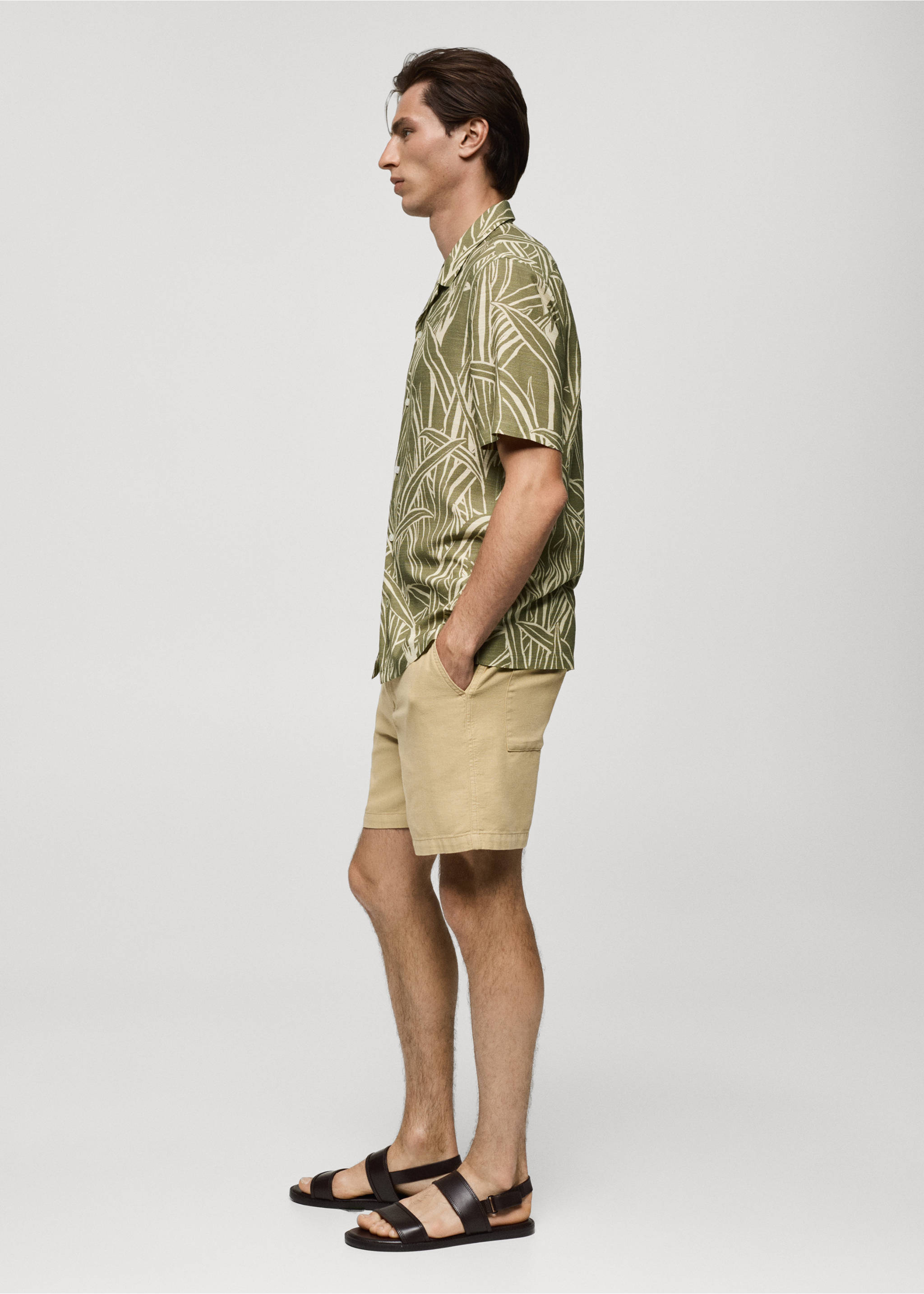 Regular-fit leaf-print shirt - Details of the article 2, Khaki. Ref: 77060621-00.