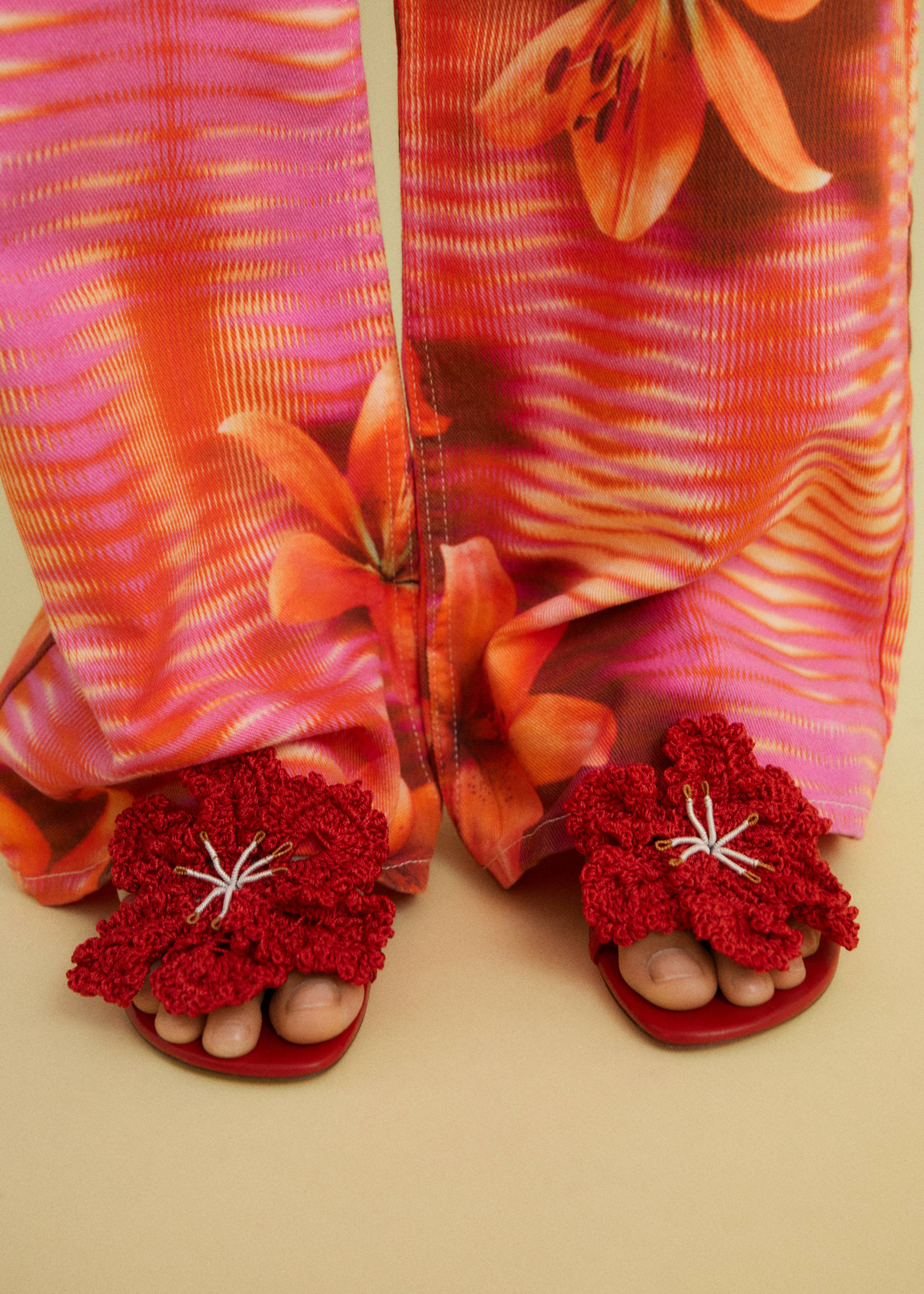 Magas sarkú virágos bőr szandál - Általános sík