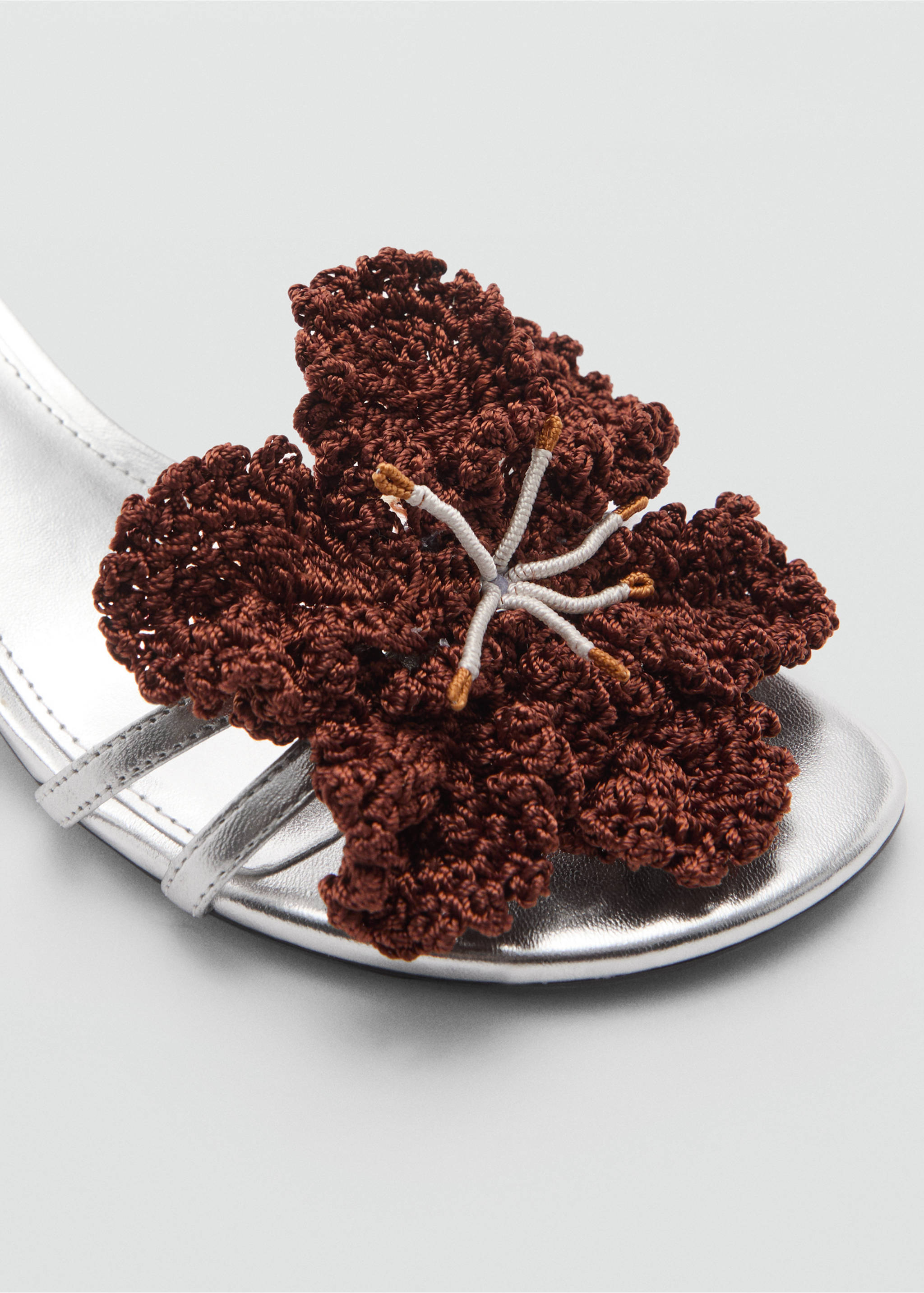 Skórzane sandały z kwiatem na obcasie - Szczegóły artykułu 2, Srebrny. Ref: 77060640-00.