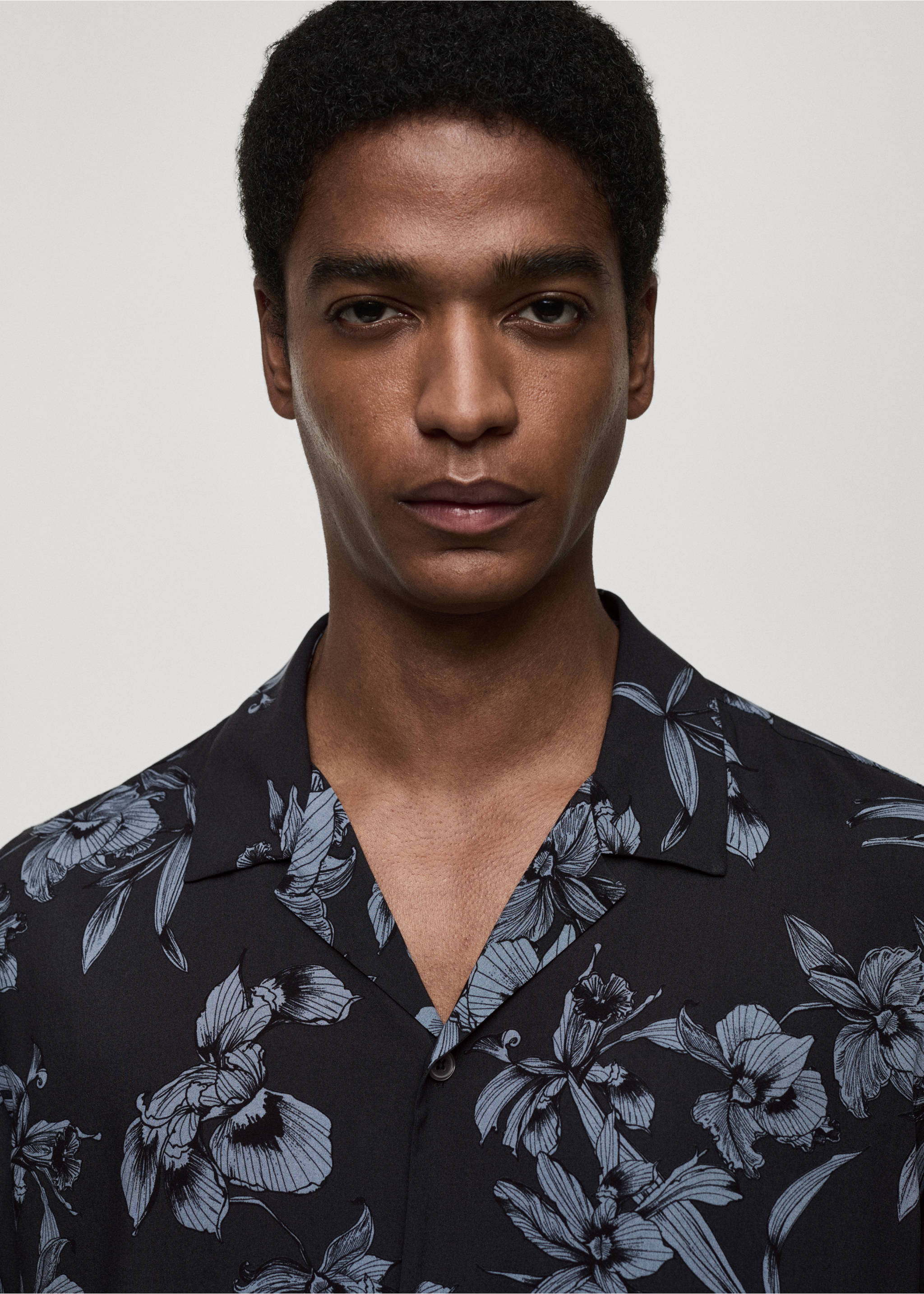 Flowy Hawaiian-print shirt - Details of the article 1, Grey. Ref: 77062546-00.
