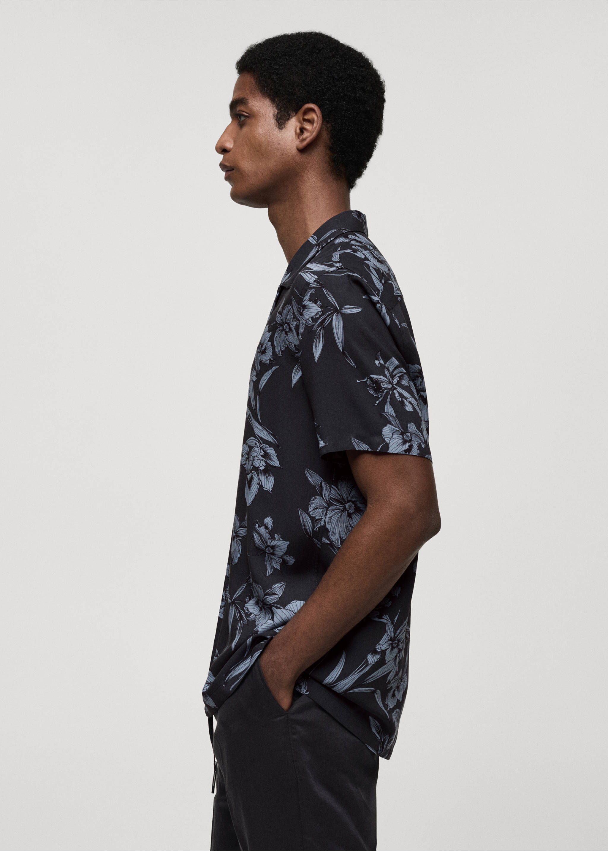 Flowy Hawaiian-print shirt - Details of the article 2, Grey. Ref: 77062546-00.