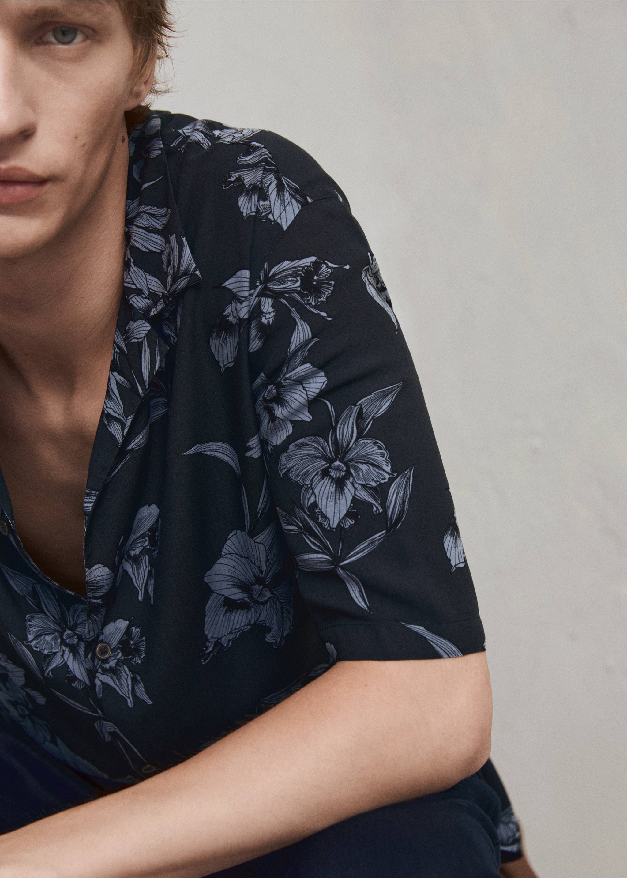 Flowy Hawaiian-print shirt - Details of the article 3, Grey. Ref: 77062546-00.