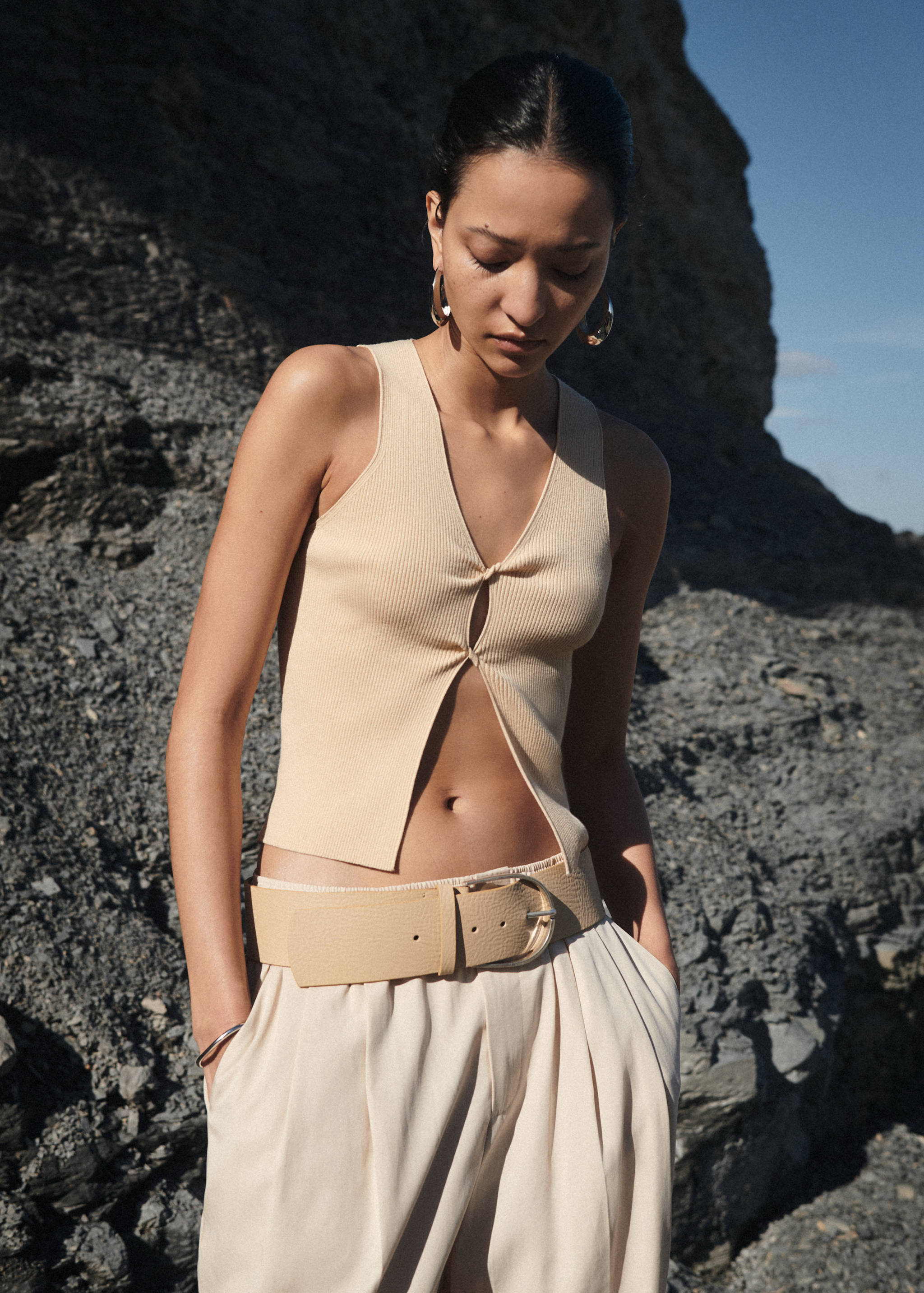 Cut-out detail top - Details of the article 6