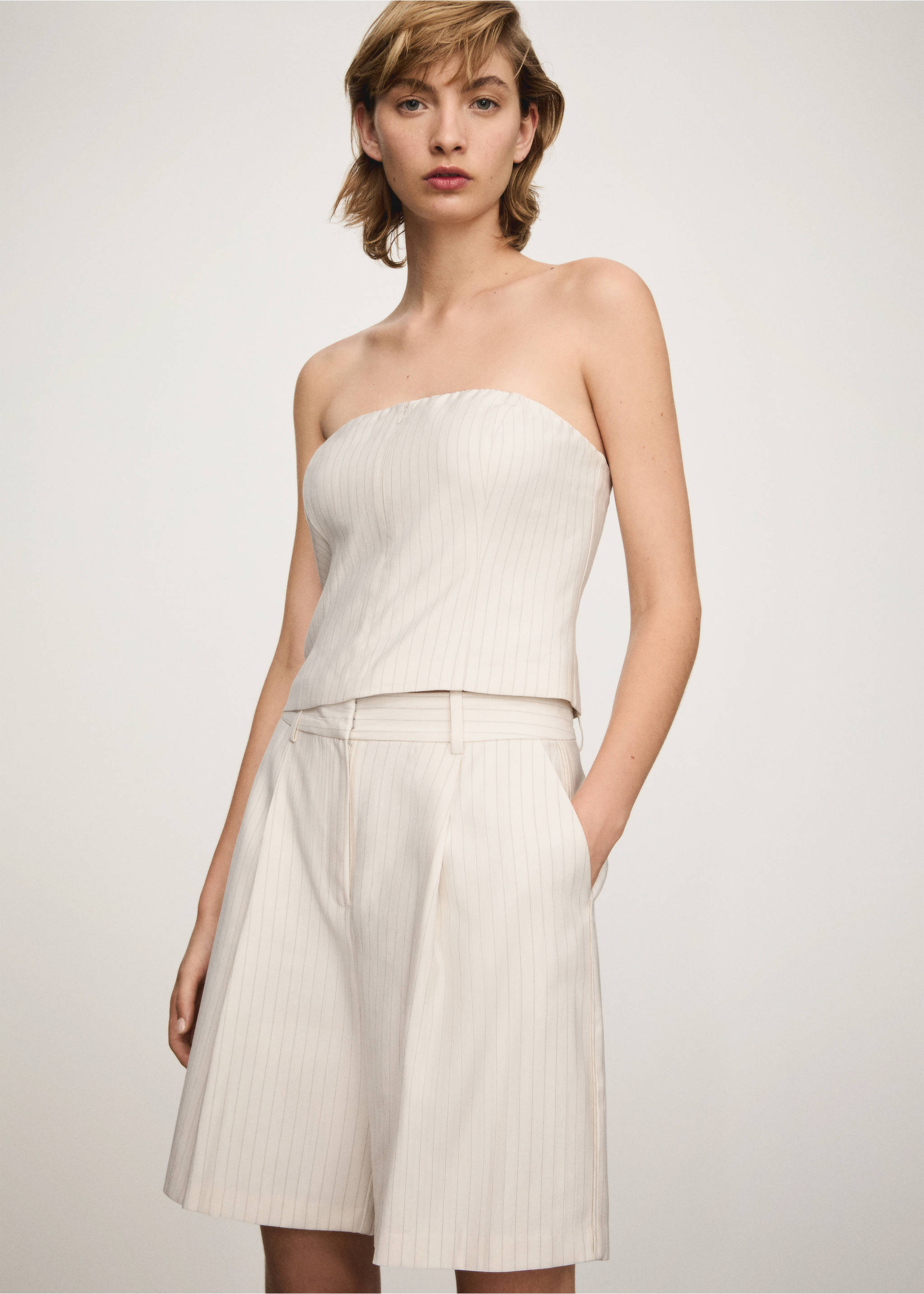 Proste bermudy w paski - Plan średni, Kremowy / écru. Ref: 77063264-00.