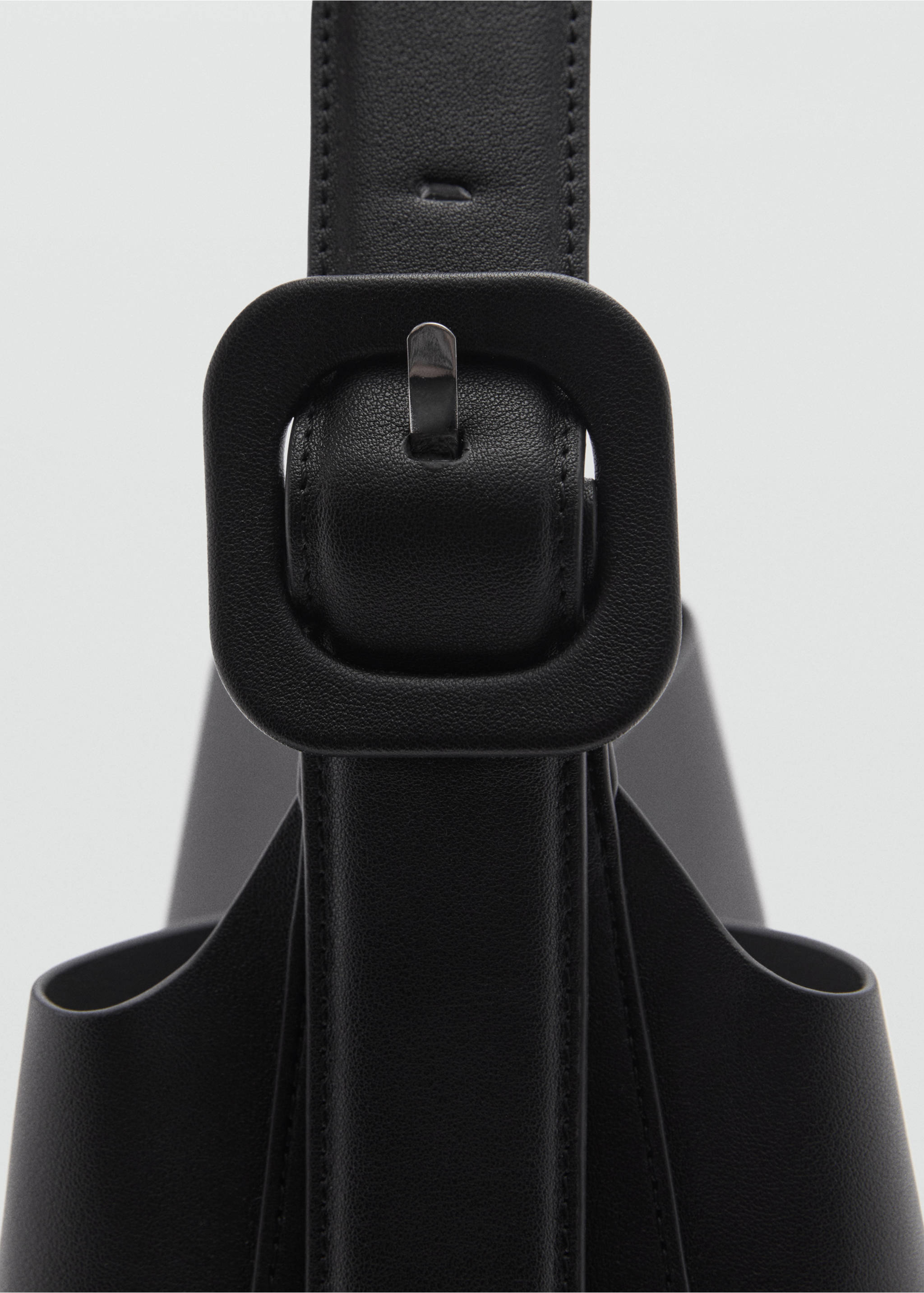 Shopper bag with buckle - Details of the article 1, Black. Ref: 77063270-00.