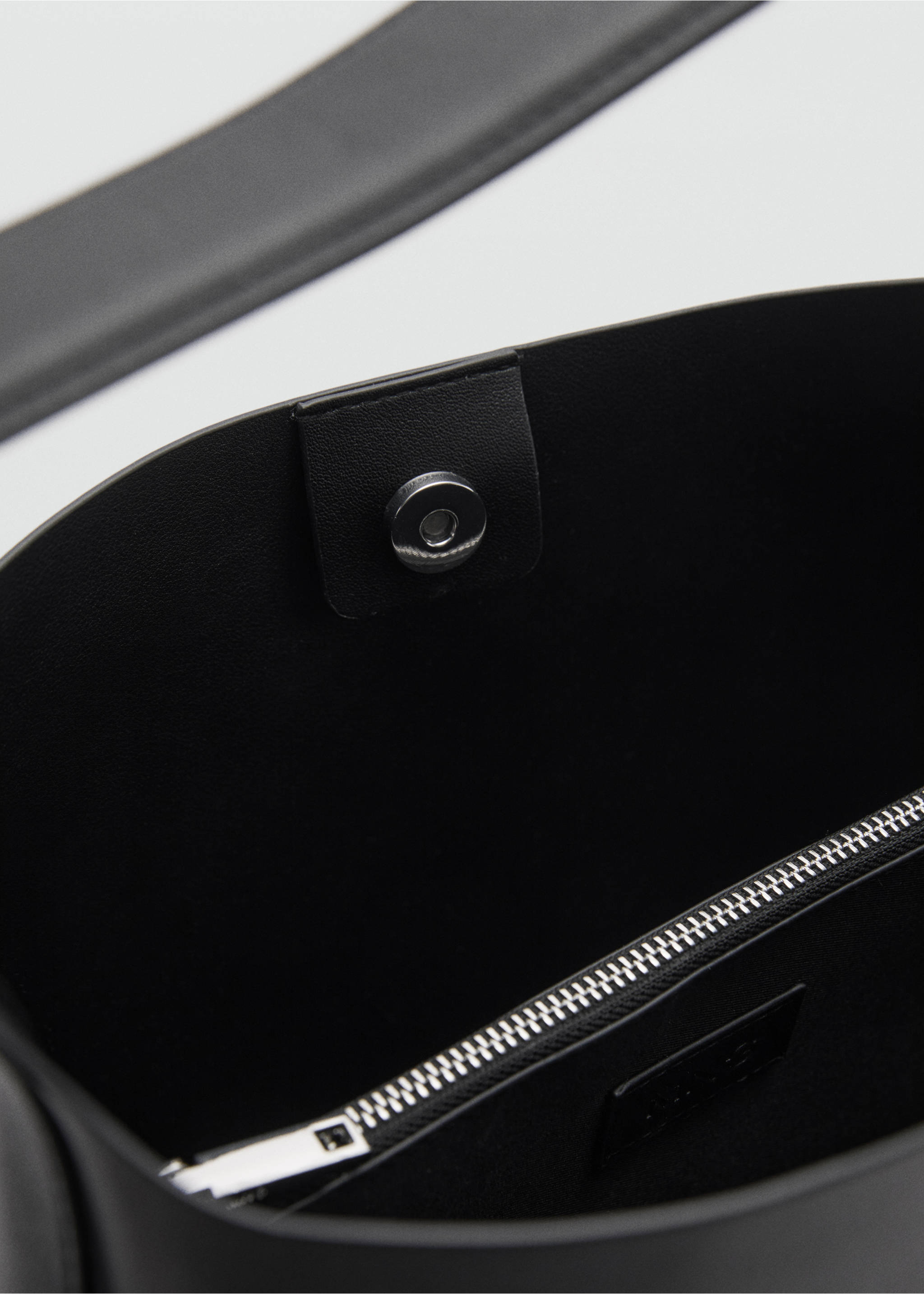 Shopper bag with buckle - Details of the article 2, Black. Ref: 77063270-00.