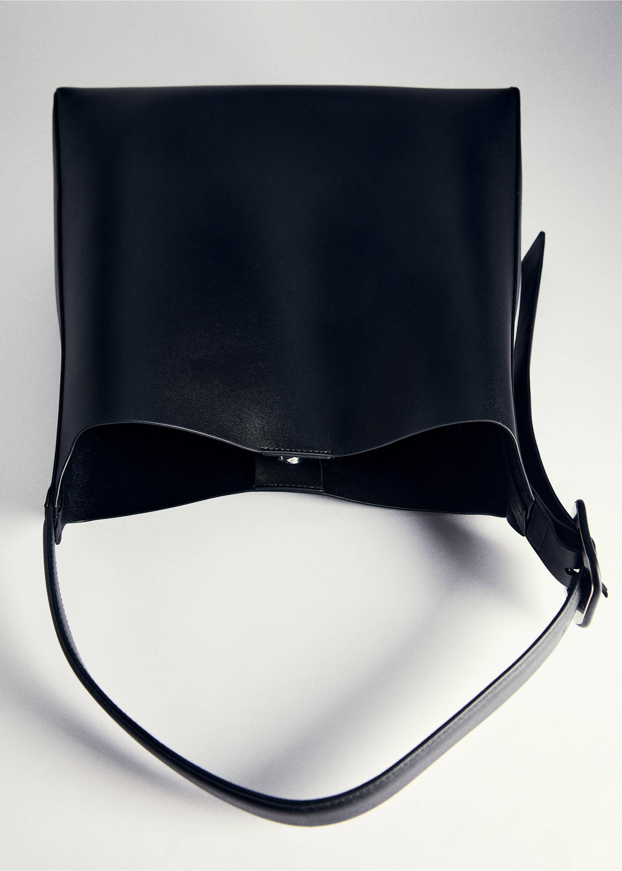 Shopper bag with buckle - Details of the article 5, Black. Ref: 77063270-00.