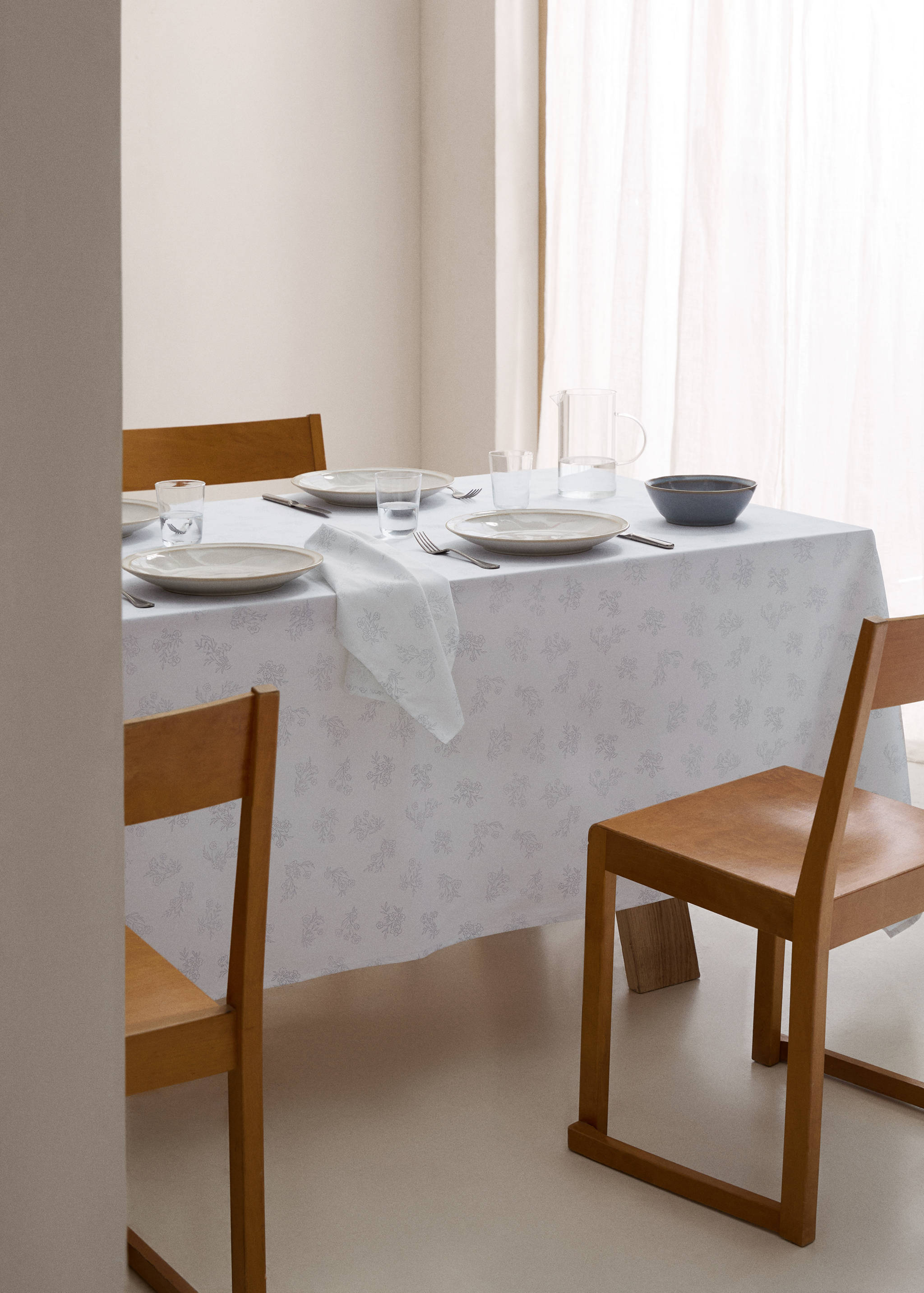 100% cotton tablecloth with floral design for 6 to 8 diners - General plane