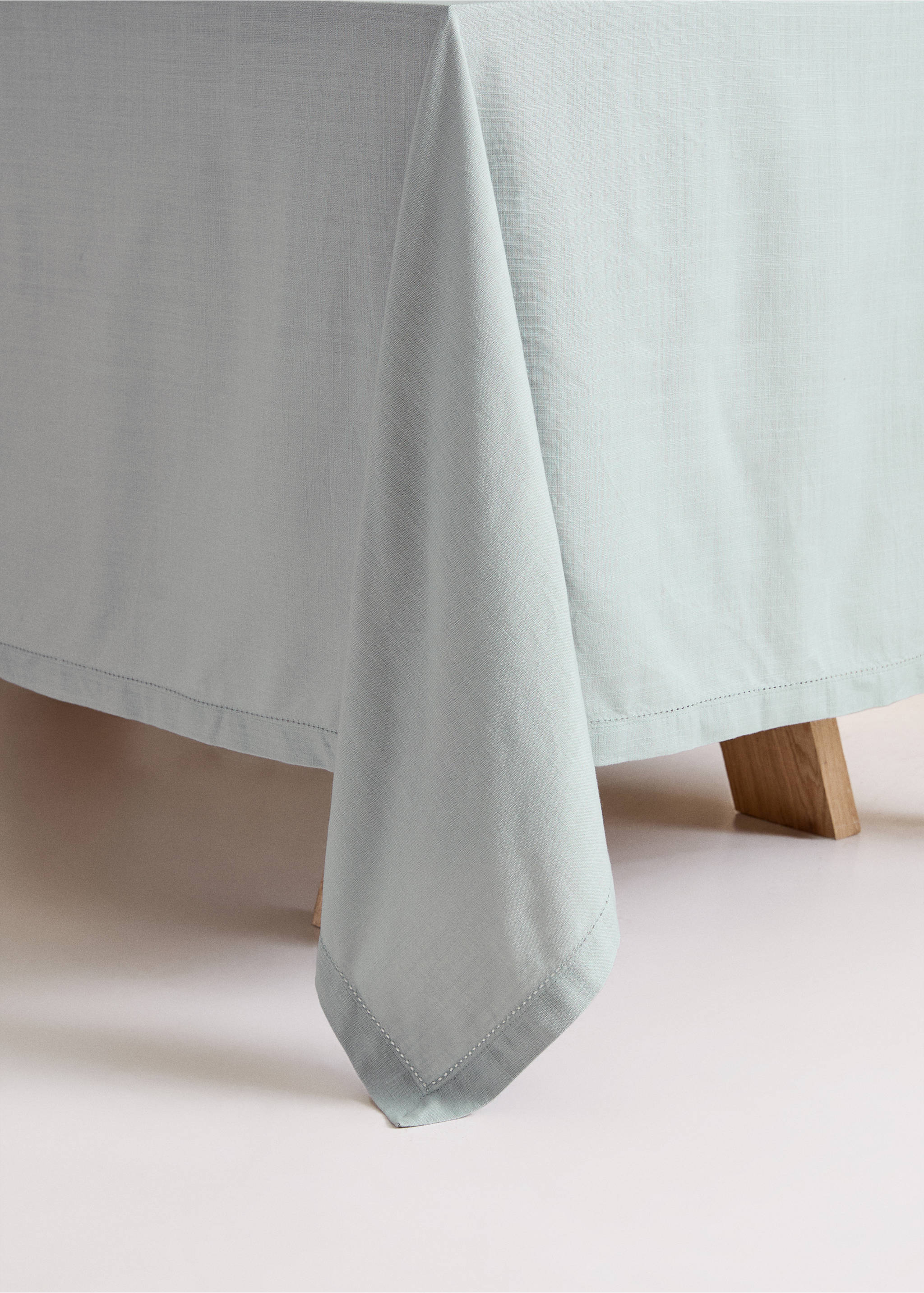 Tablecloth with hemstitch embroidery for 6 to 8 diners - Details of the article 8, Aqua Green. Ref: 77063279-00.