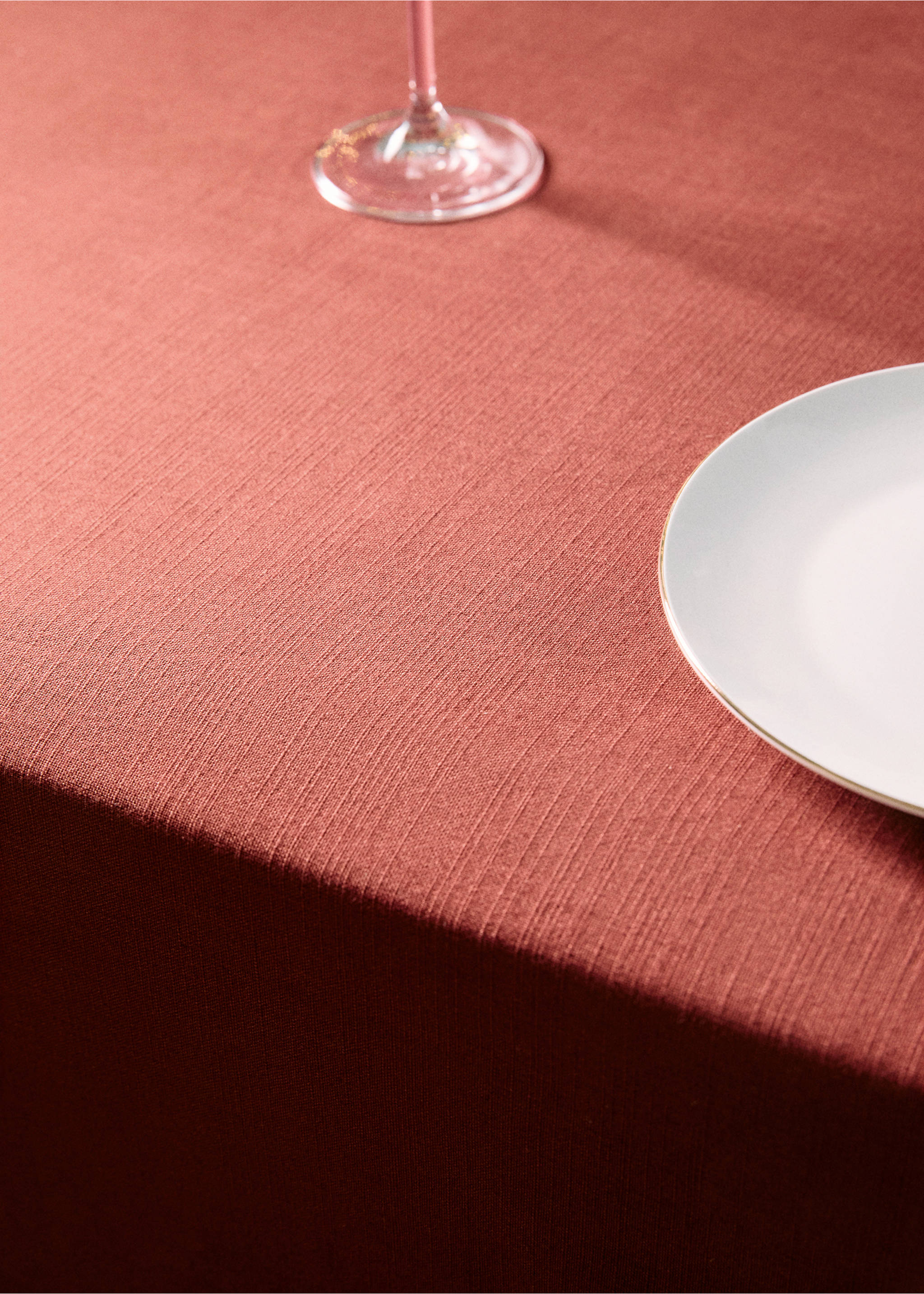 Tablecloth with hemstitch embroidery for 6 to 8 diners - Details of the article 7, Burgundy. Ref: 77063279-00.