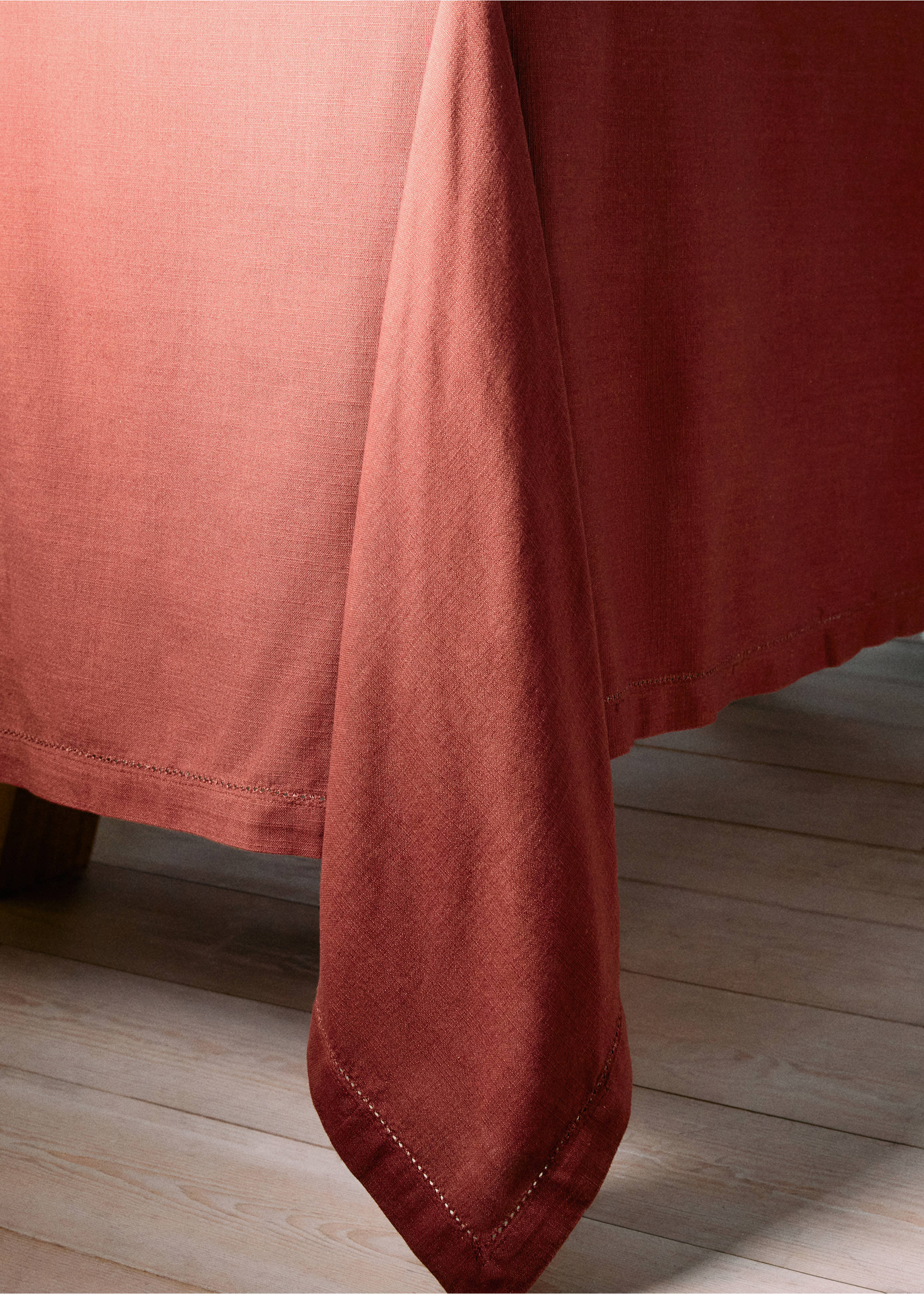 Tablecloth with hemstitch embroidery for 6 to 8 diners - Details of the article 8, Burgundy. Ref: 77063279-00.