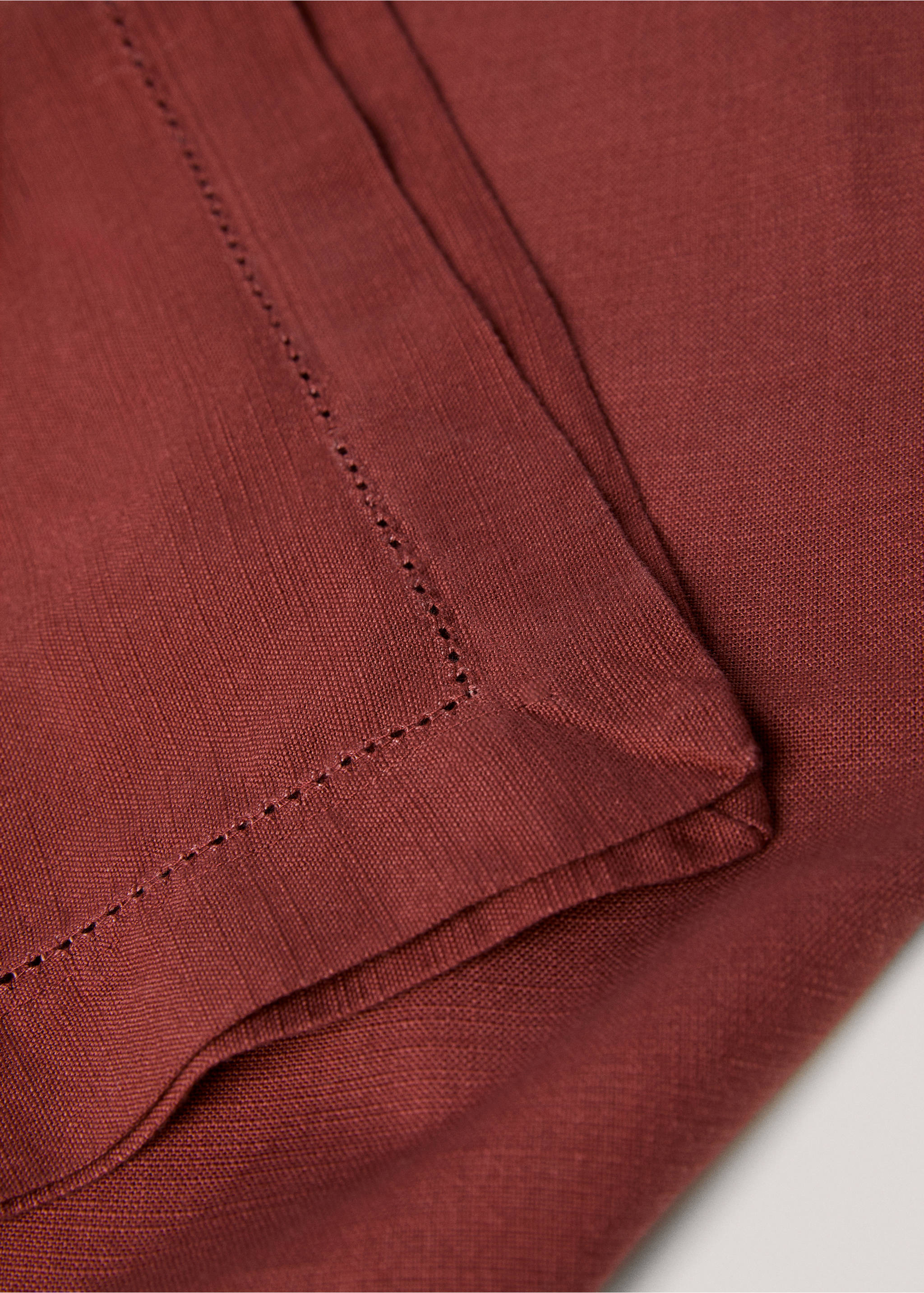 Tablecloth with hemstitch embroidery for 6 to 8 diners - Details of the article 1, Burgundy. Ref: 77063279-00.