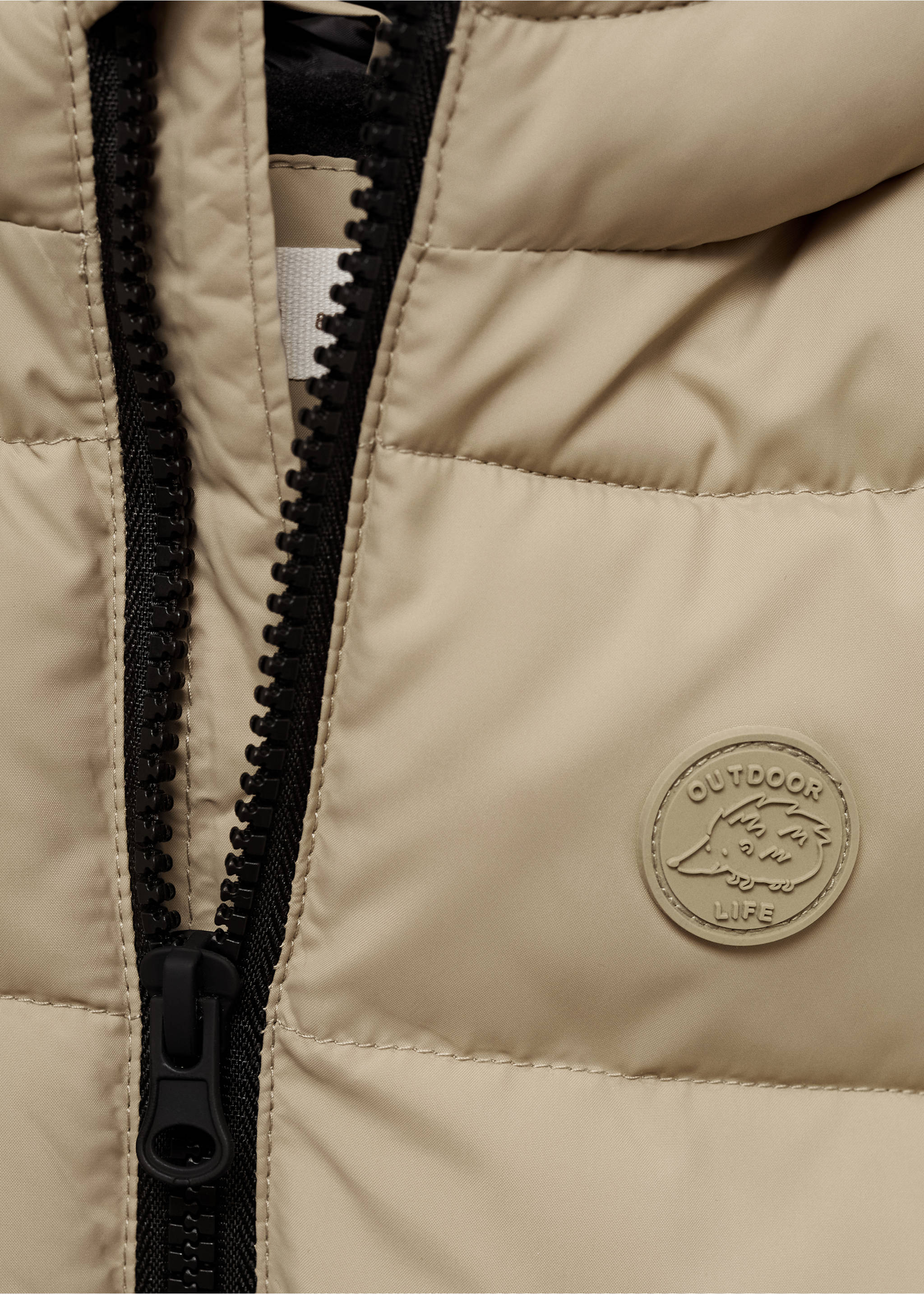 Quilted gilet with hood - Details of the article 8, Ivory White. Ref: 77064010-00.