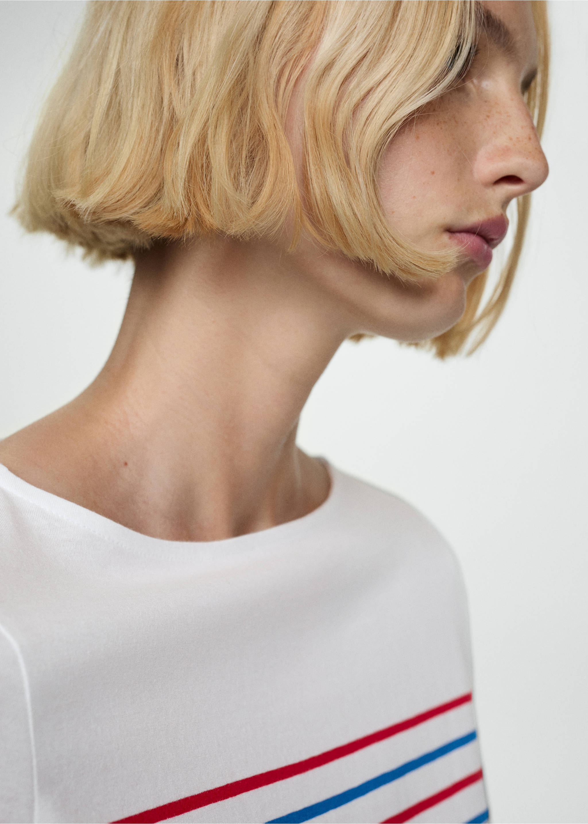 Gestreiftes T-Shirt mit Bateau-Ausschnitt - Detail des Artikels 1, Weiß. Ref: 77064018-00.