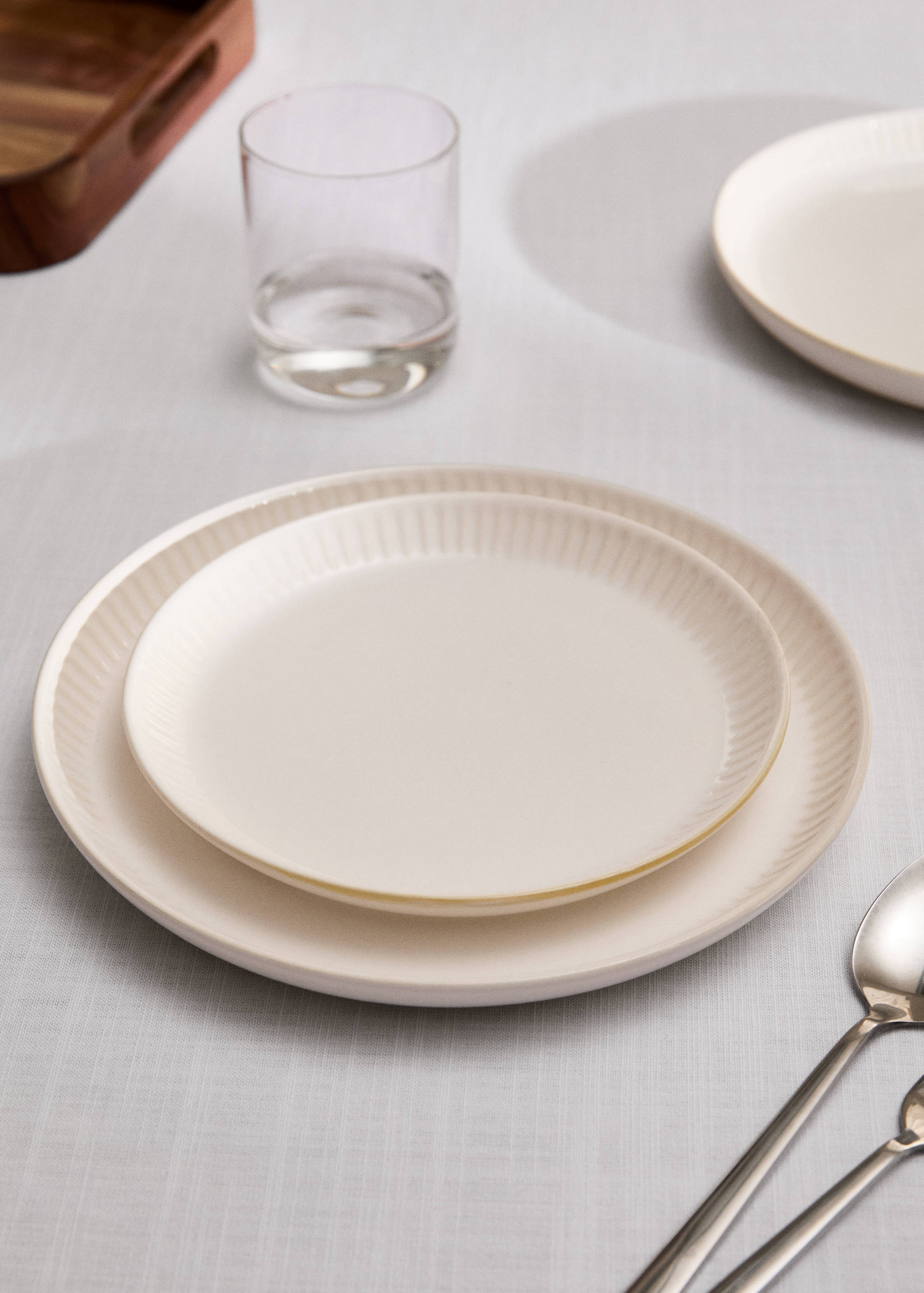 Desserttallrik i stengods reliefmönster - Allmän bild