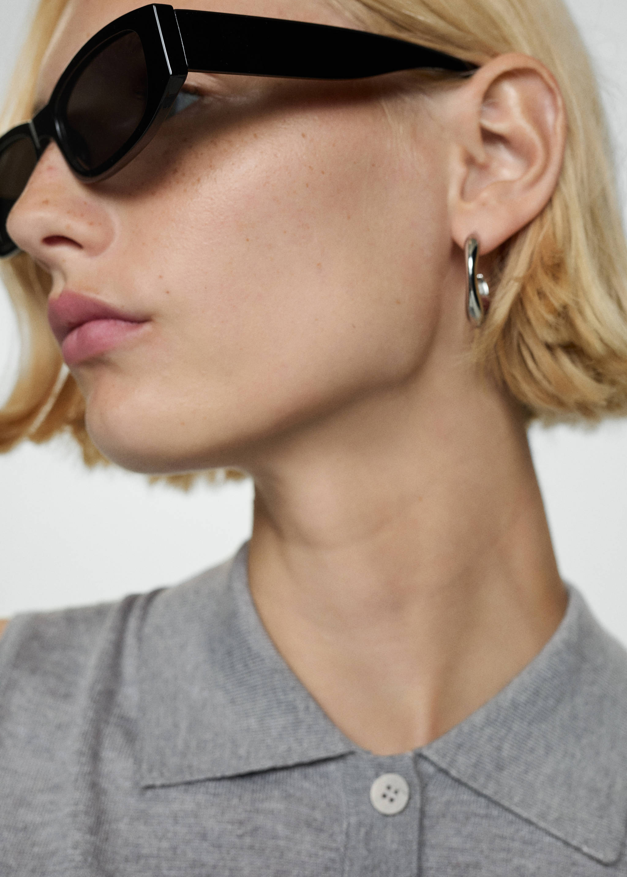 Fine-knit polo neck gilet - Details of the article 1