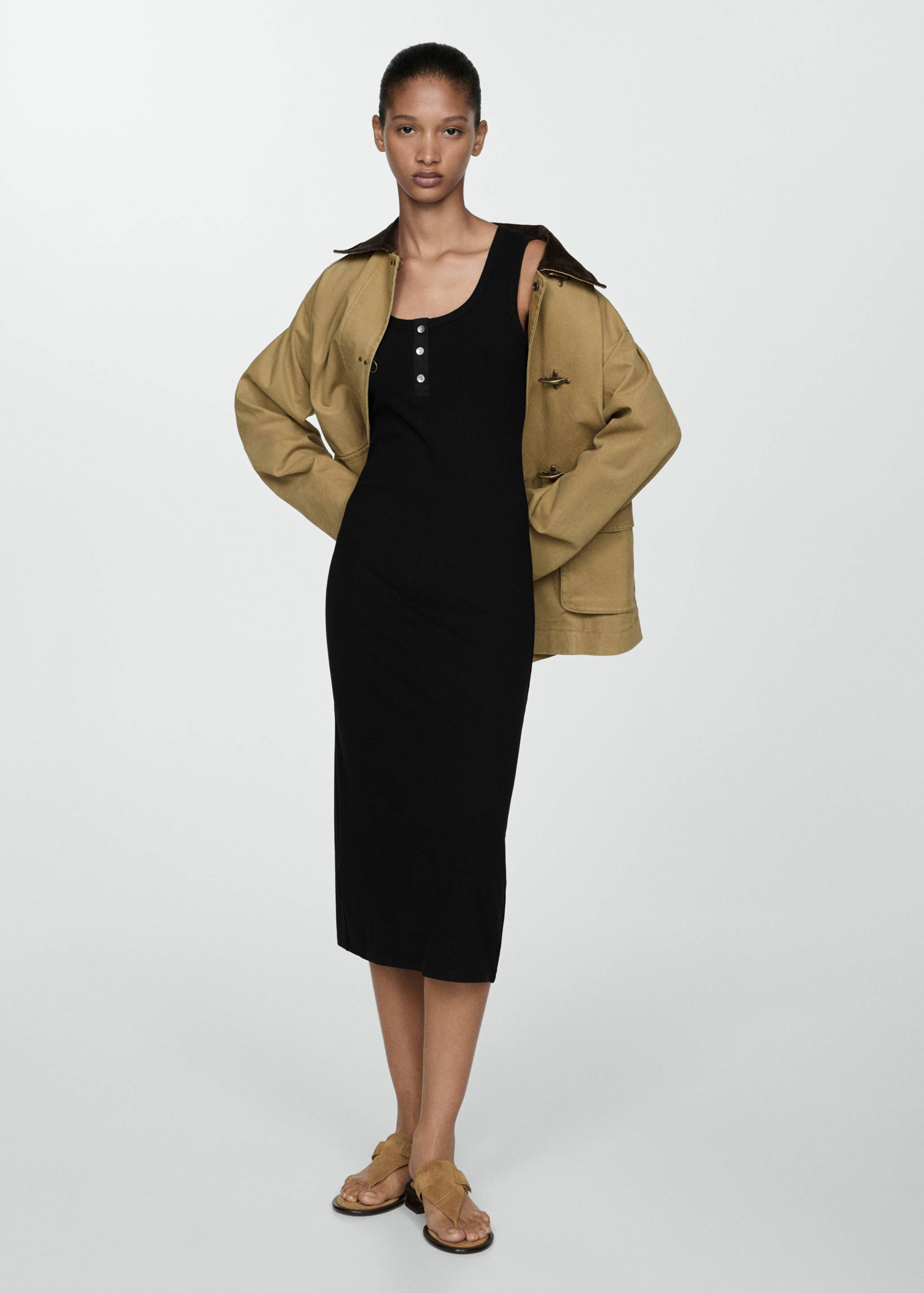 Ribbad klänning med knappar - Allmän bild