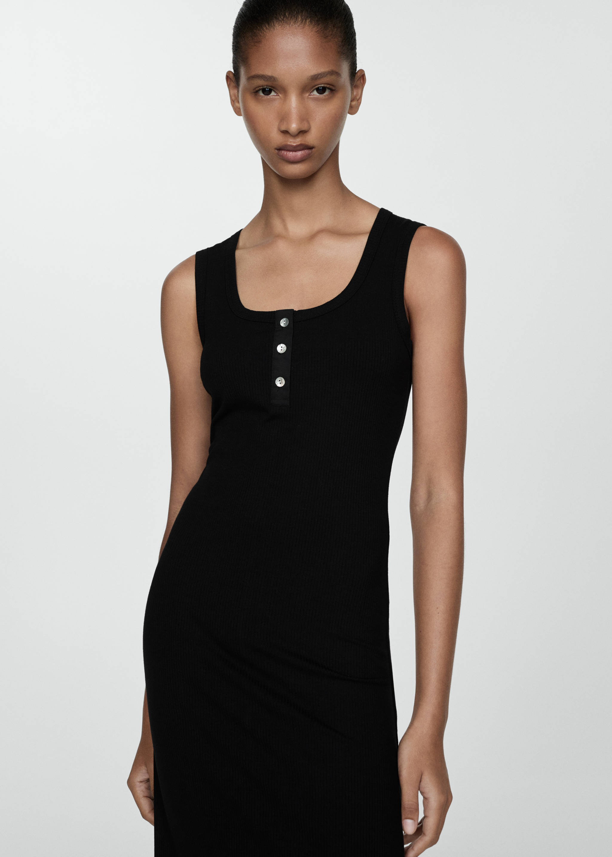 Ribbad klänning med knappar - Bild av mittparti