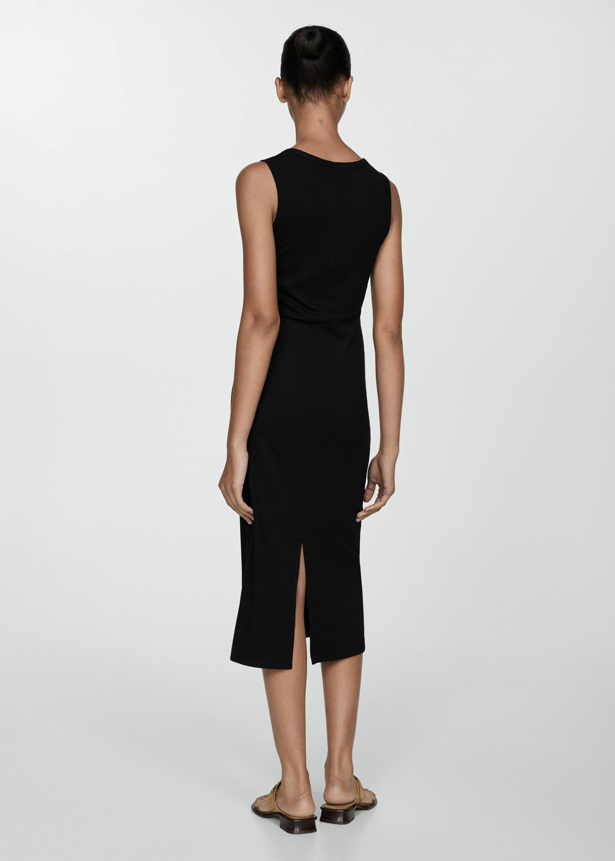 Ribbad klänning med knappar - Artikelns baksida