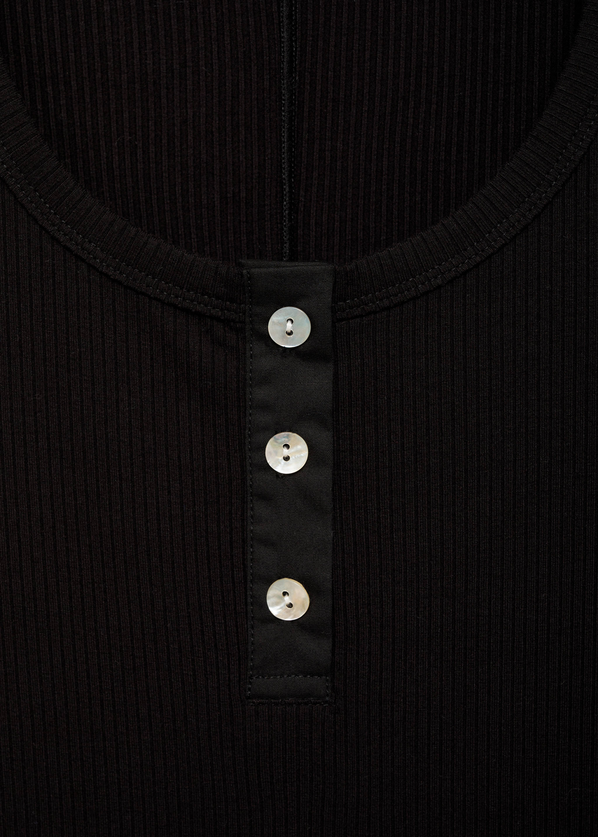 Ribbad klänning med knappar - Detaljer om artikeln 8