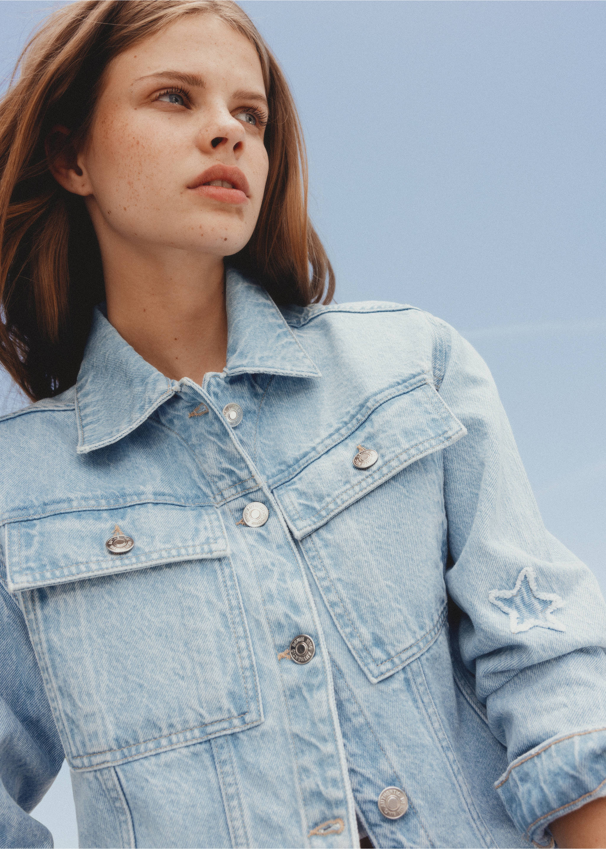 Jeansjacke mit Sternmotiven - Detail des Artikels 5, Hellblau. Ref: 77064052-00.